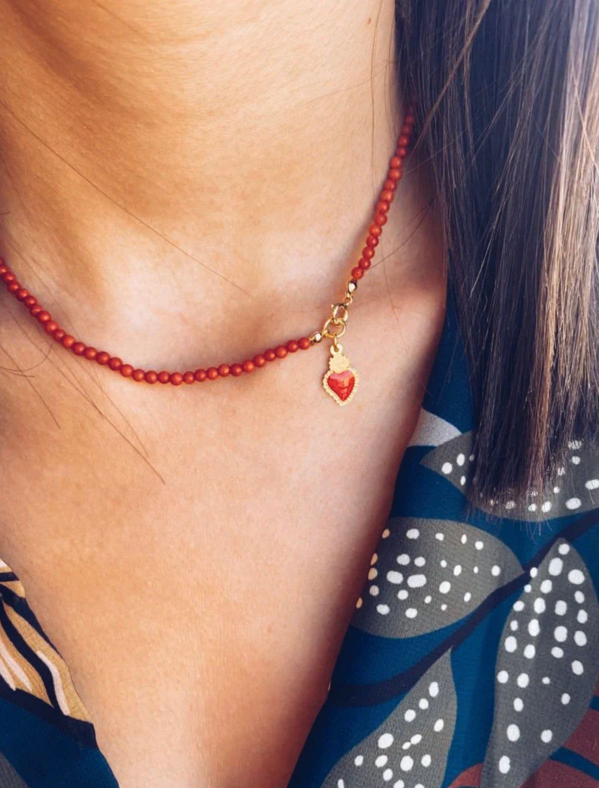Collana in corallo con cuore sacro in argento 925 smaltato