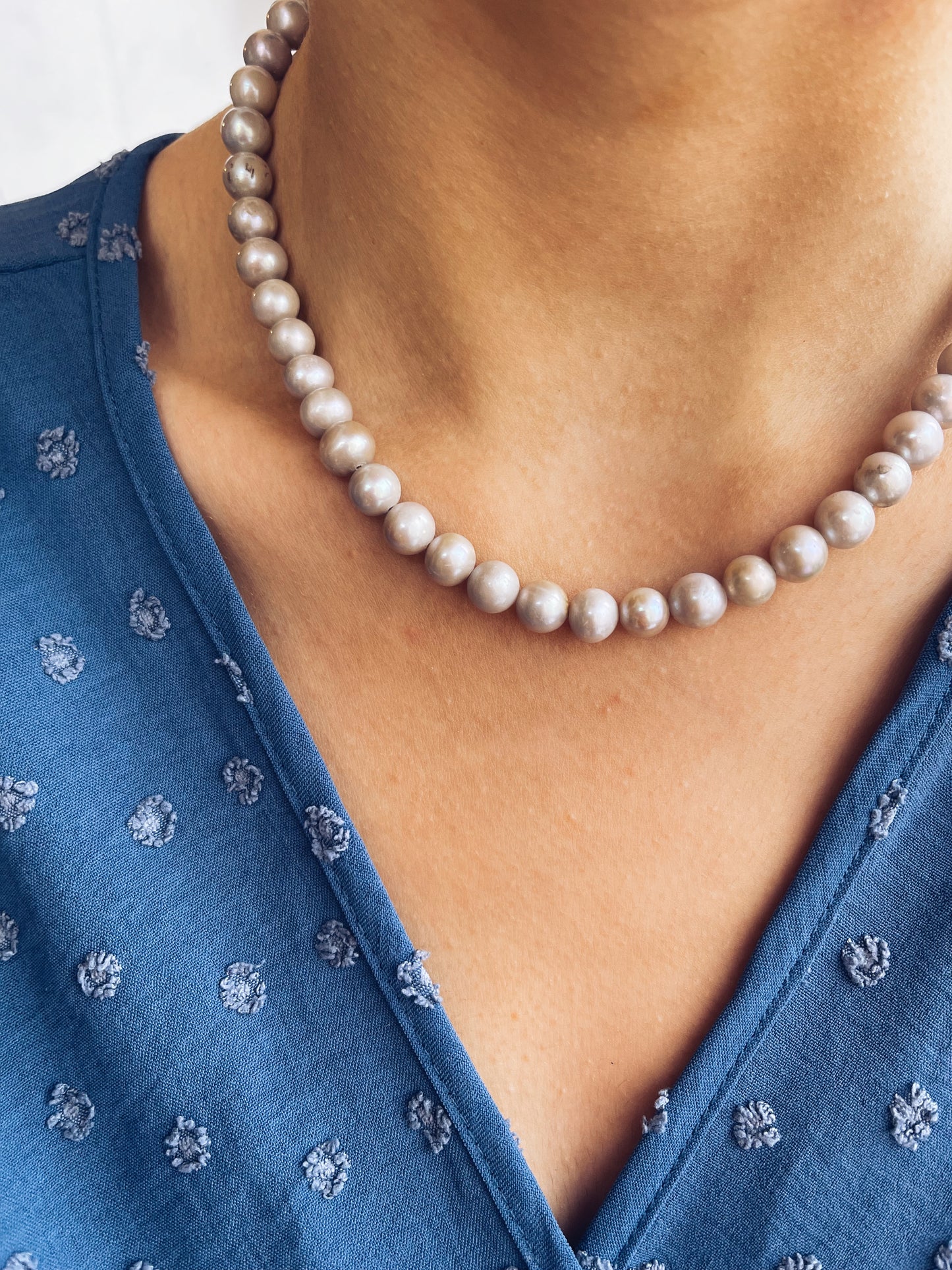 Collana con perle di fiume grigie
