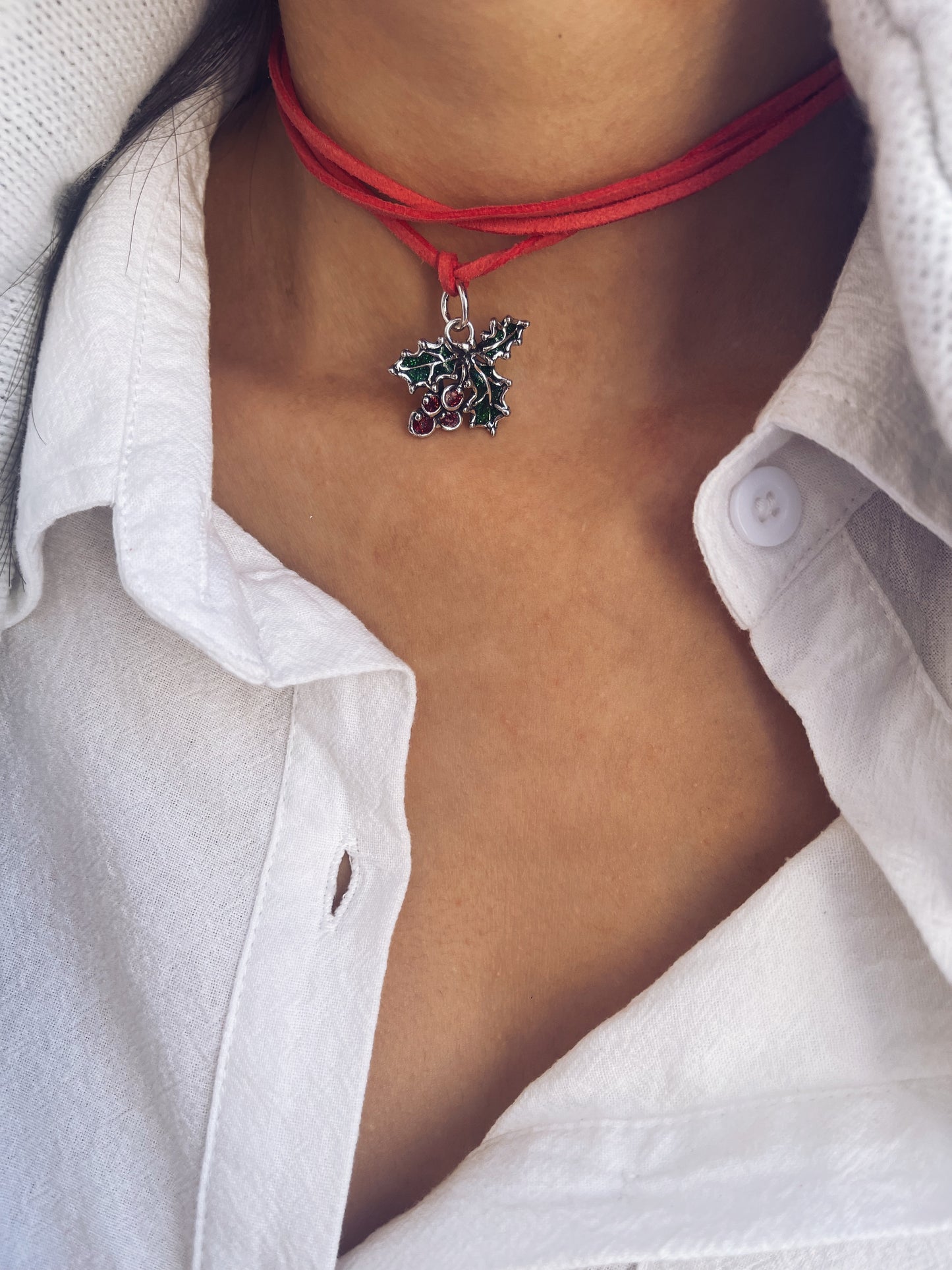 Collarino in camoscio con ciondolo natalizio