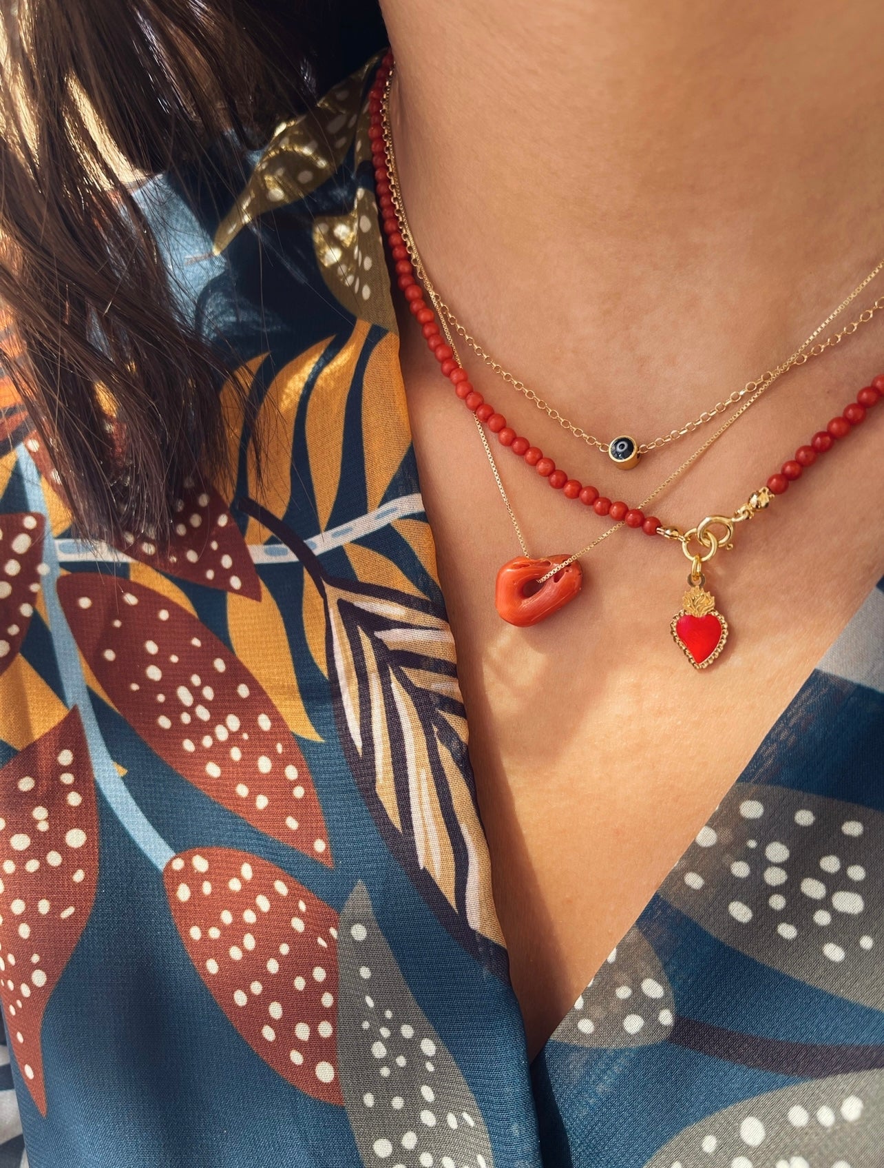 Collana in corallo con cuore sacro in argento 925 smaltato - Dettagli di Moda