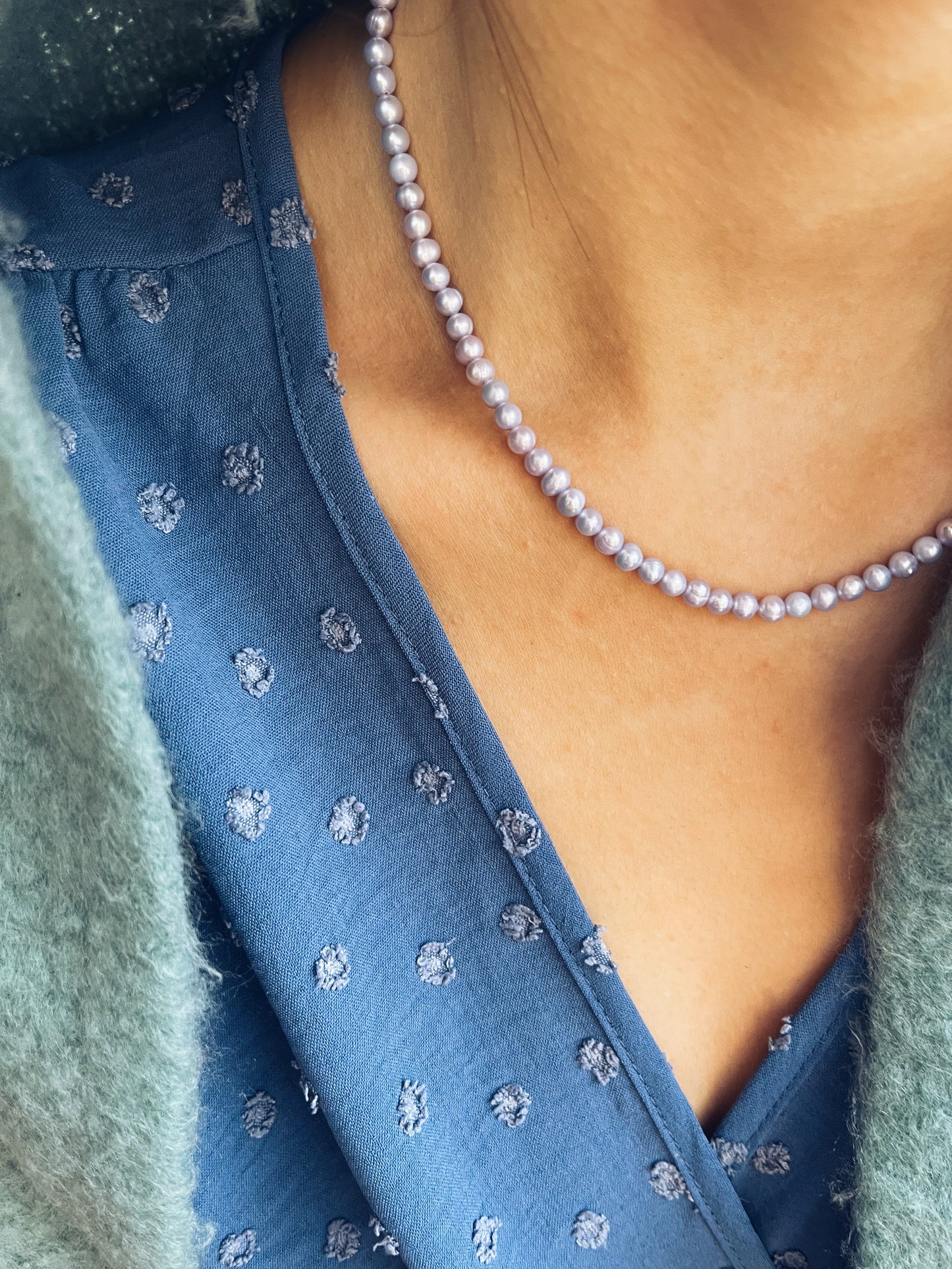 Collana con perle di fiume celesti modello cipolla