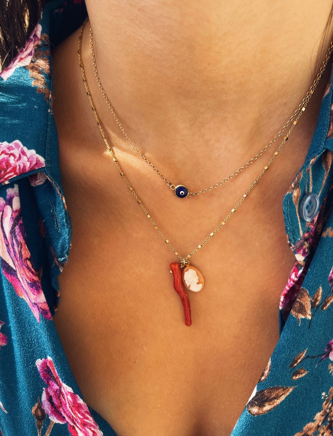 Collana con dadini, cammeo e rametto di corallo naturale