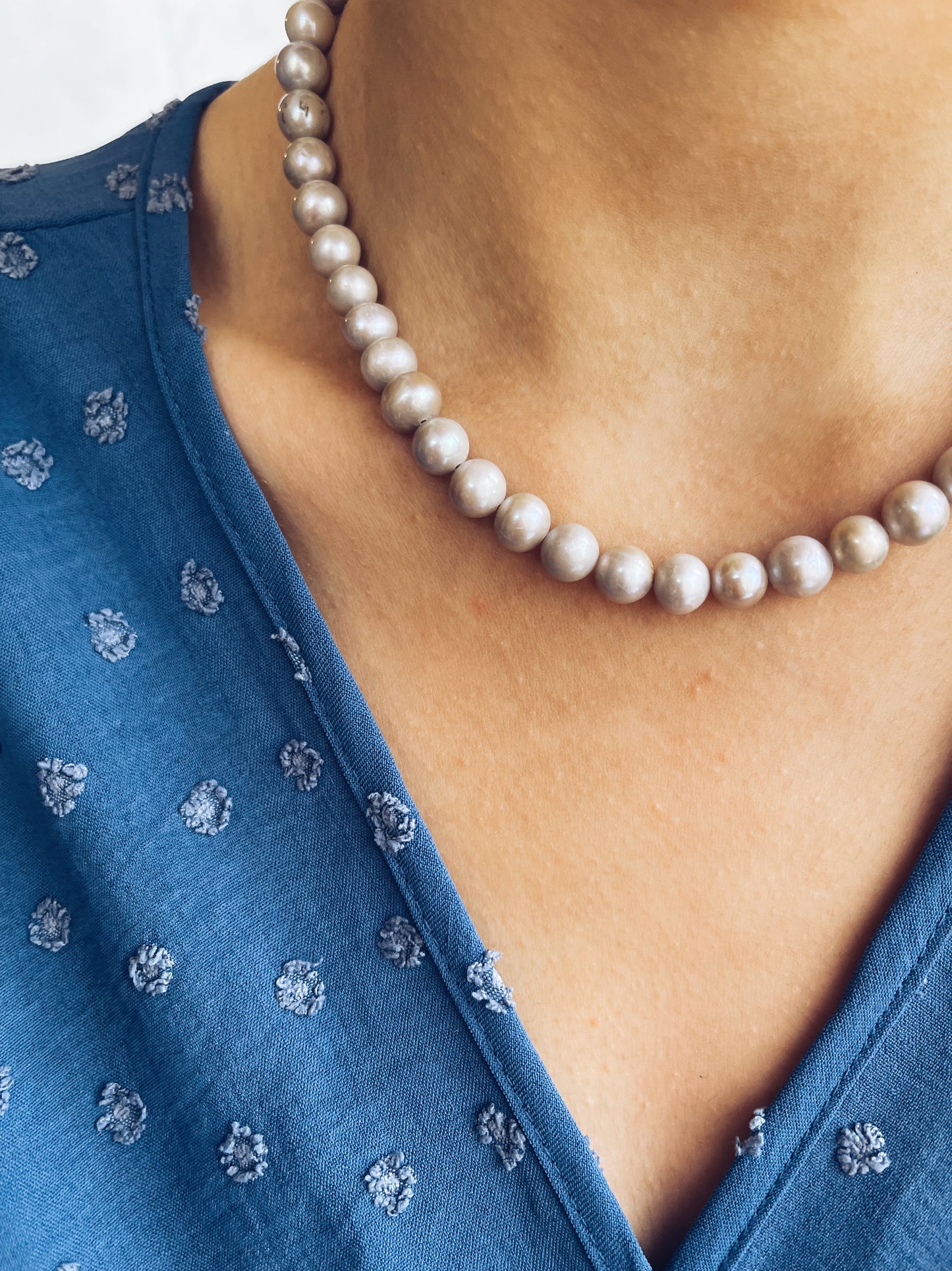 Collana con perle di fiume grigie