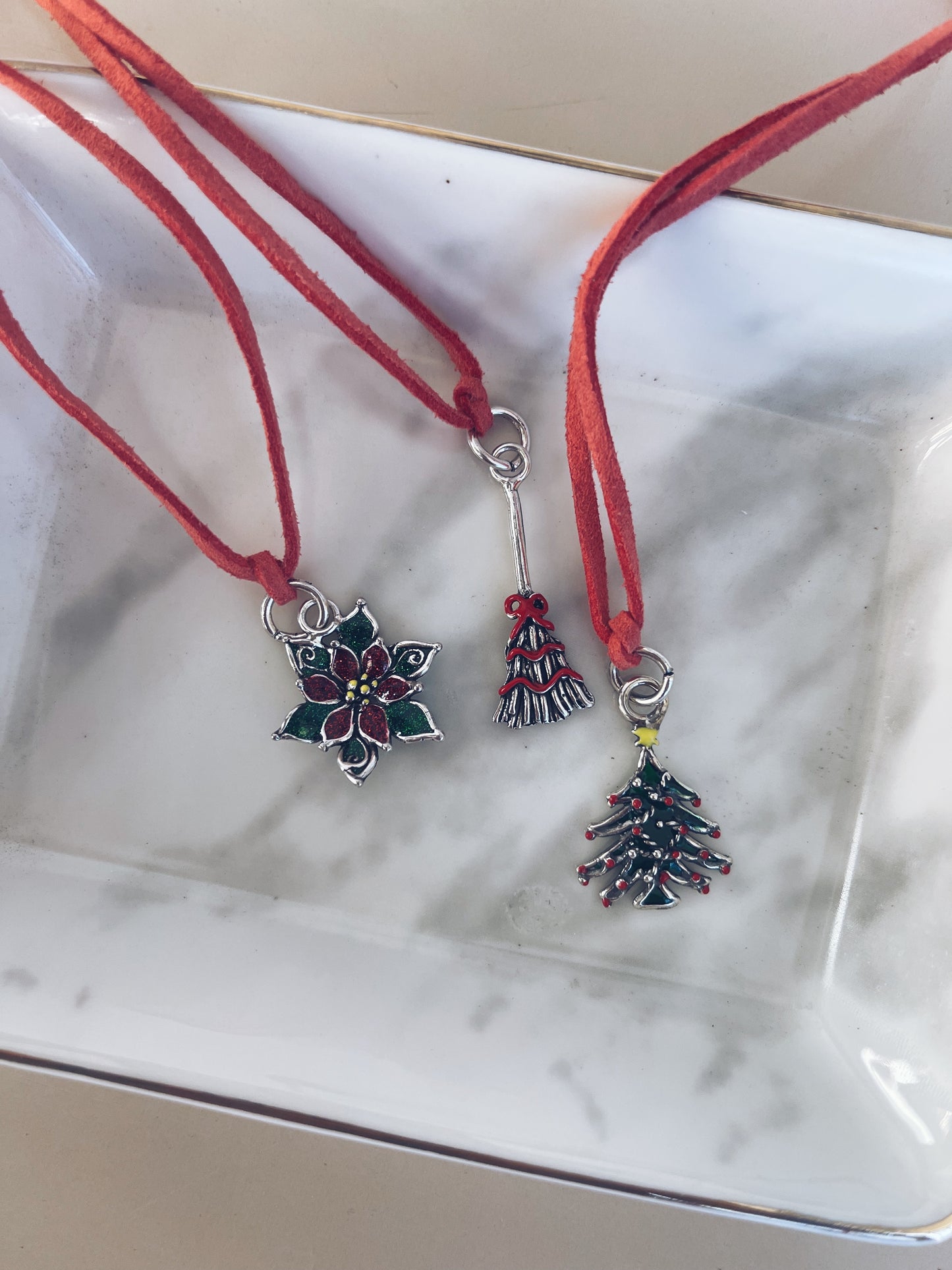 Collarino in camoscio con ciondolo natalizio