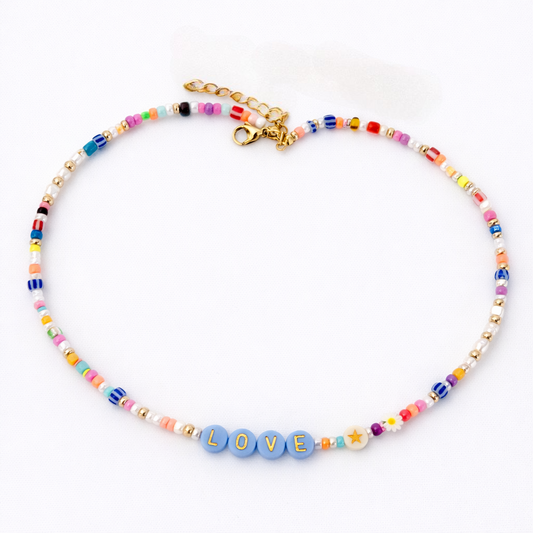 Collana con perline in vetro e letterine - celeste