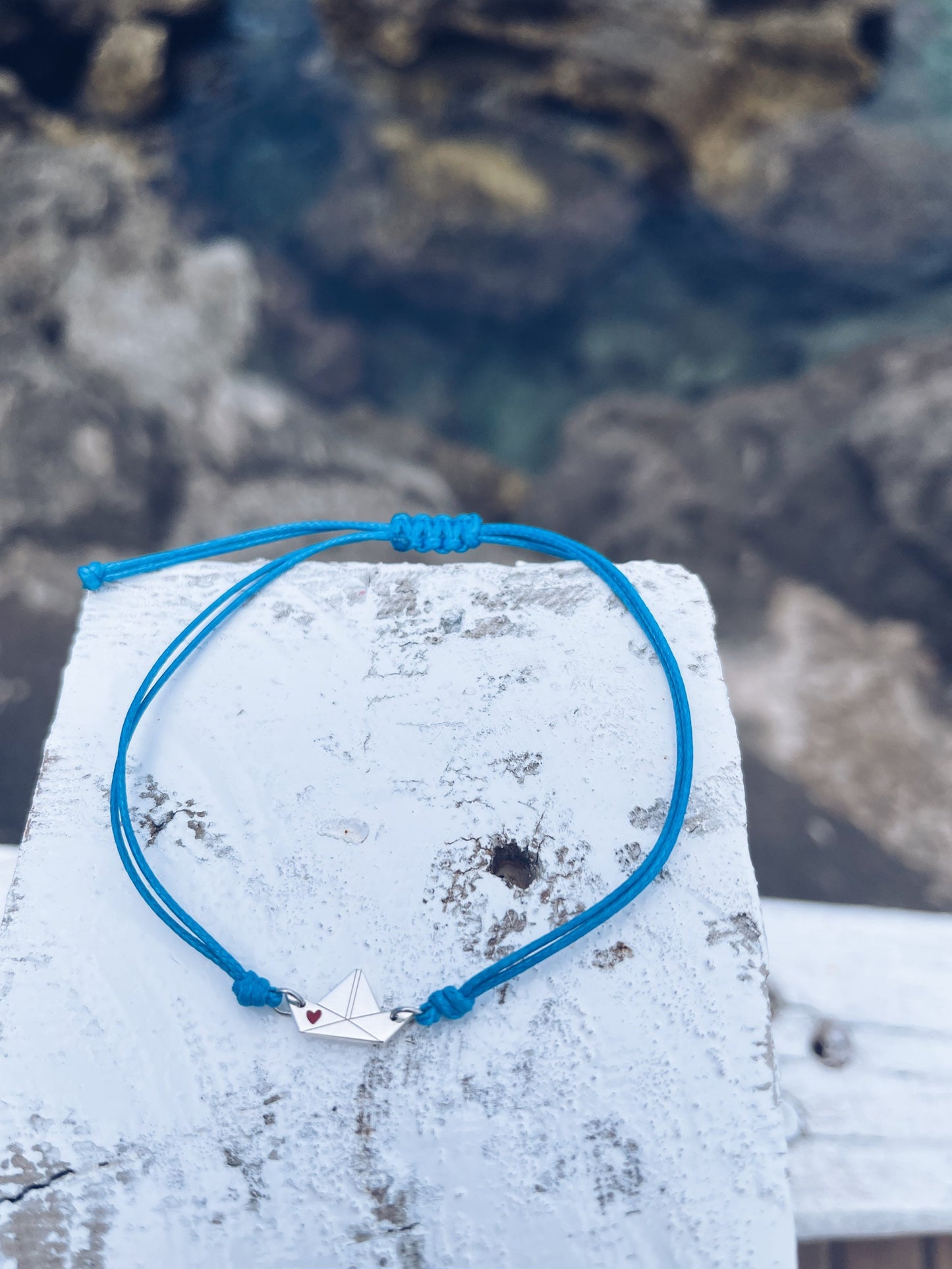 Bracciale con cordoncino e barchetta