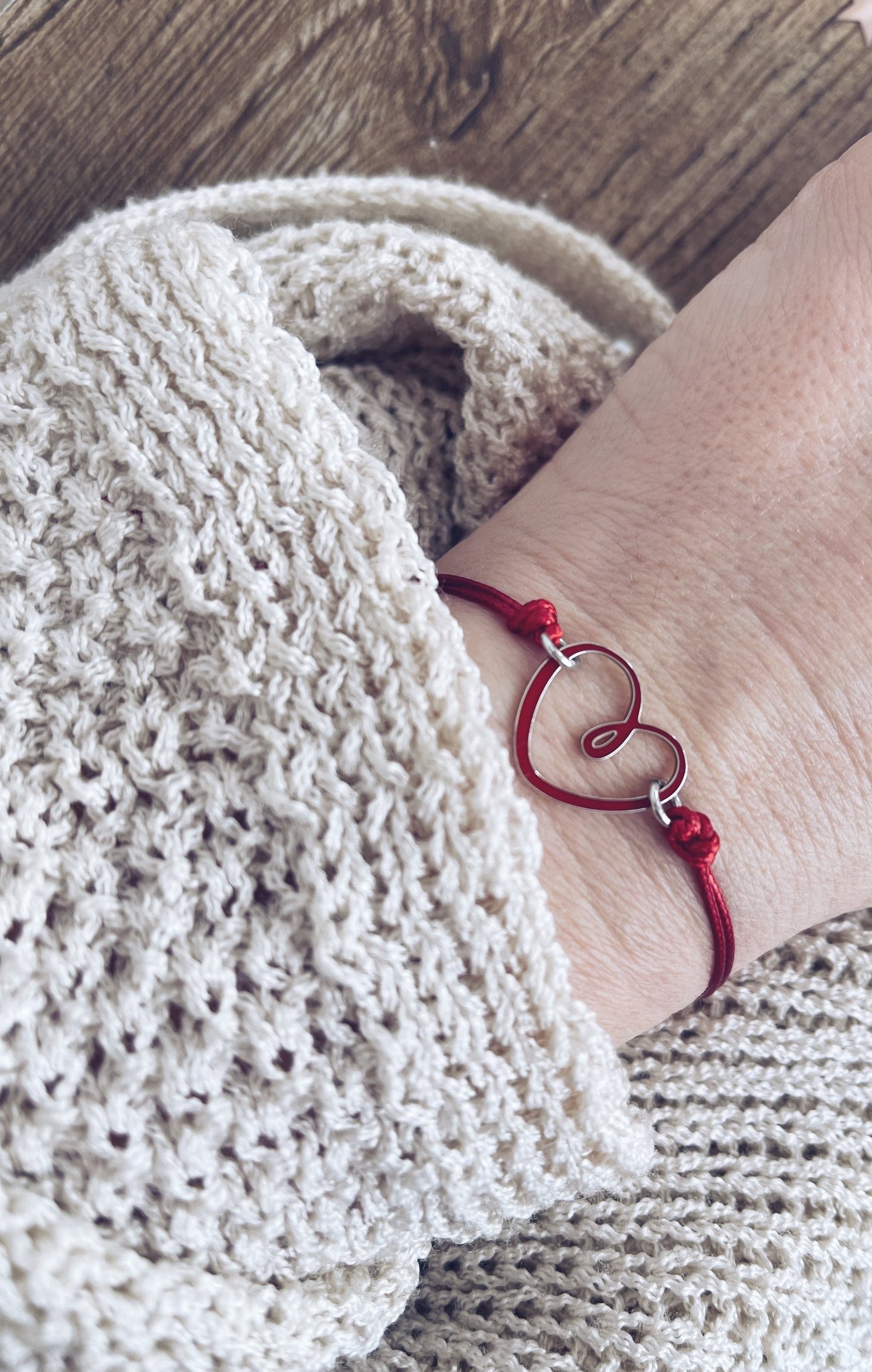 Bracciale con cordoncino e cuore smaltato