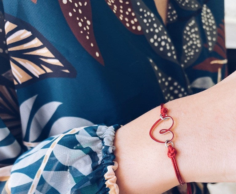 Bracciale con cordoncino e cuore smaltato