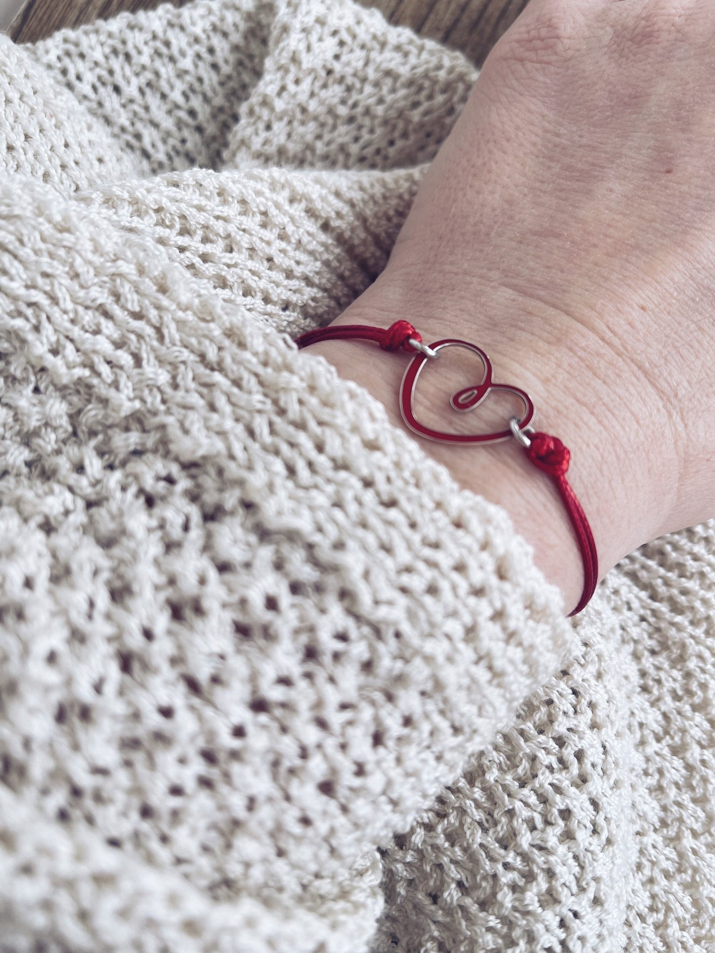 Bracciale con cordoncino e cuore smaltato