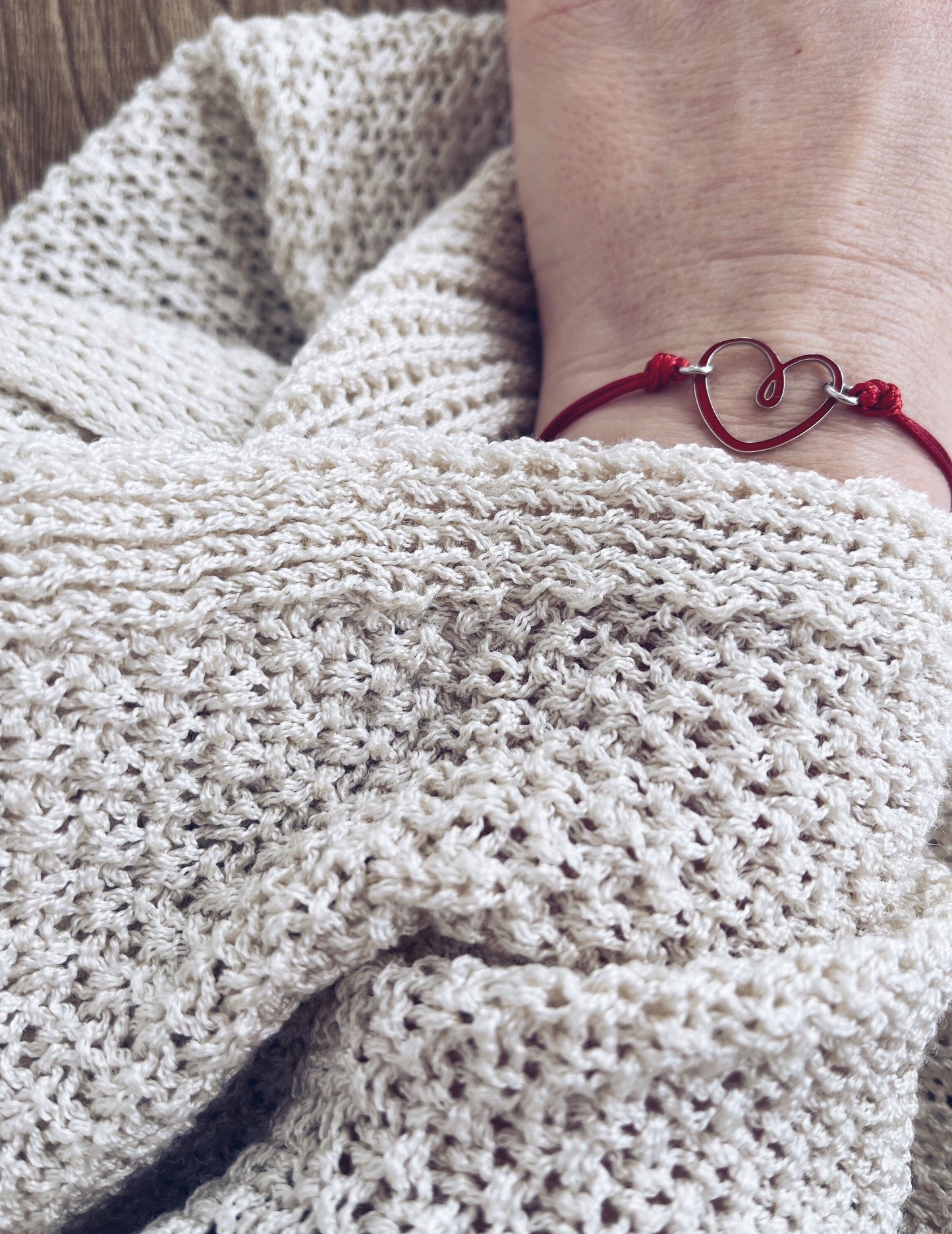 Bracciale con cordoncino e cuore smaltato