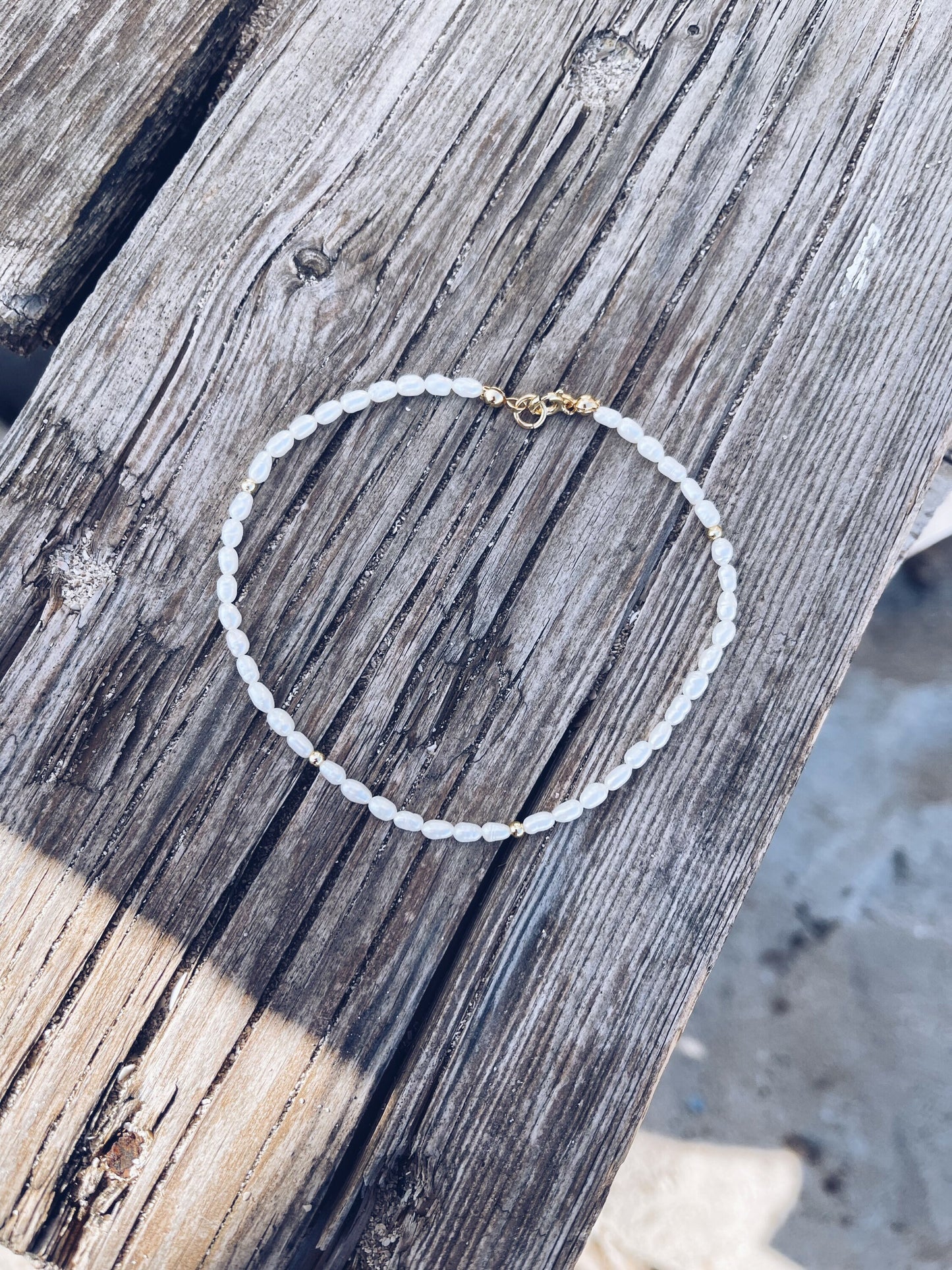 Cavigliera con perle di fiume e hematite