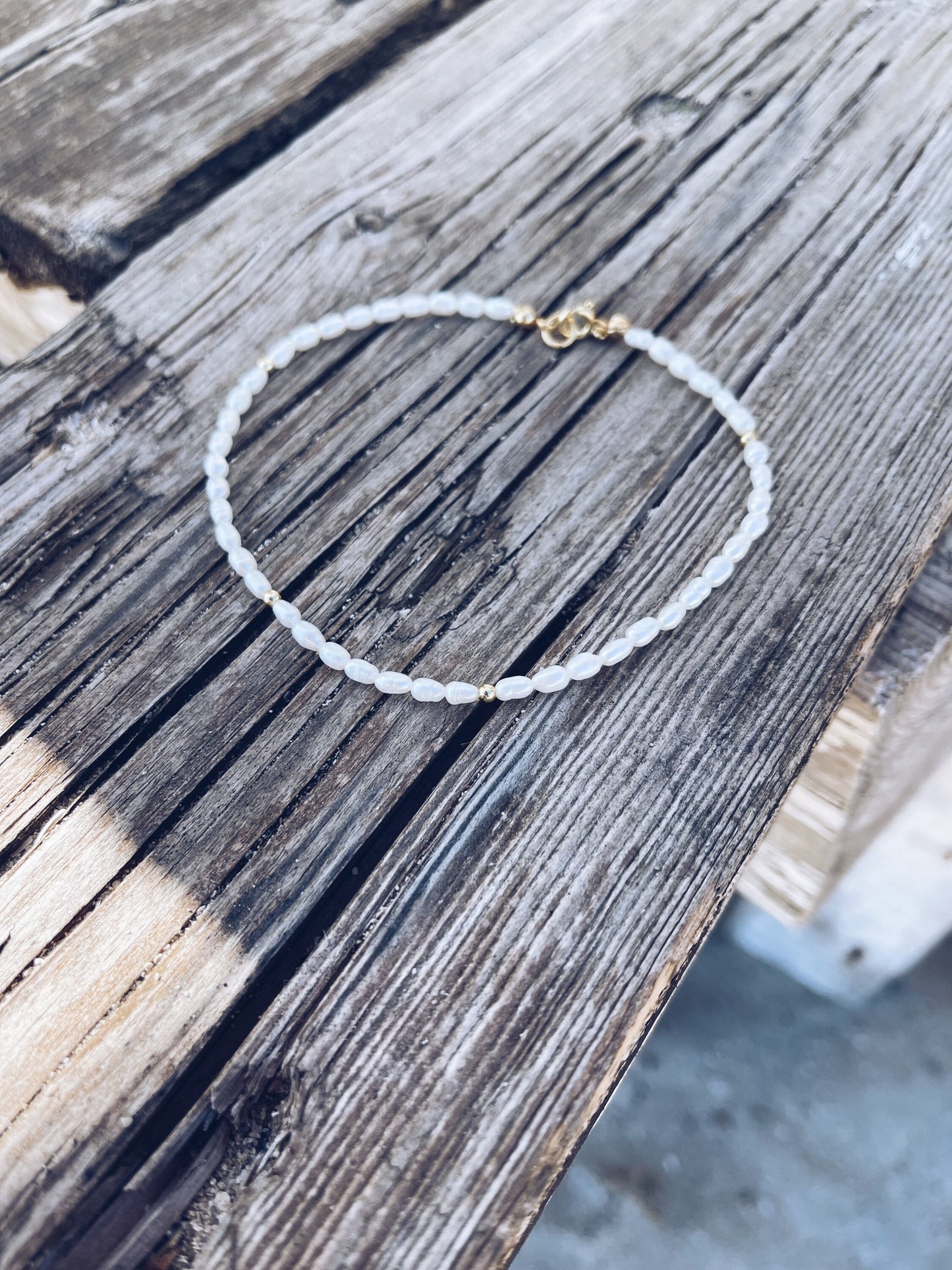 Cavigliera con perle di fiume e hematite