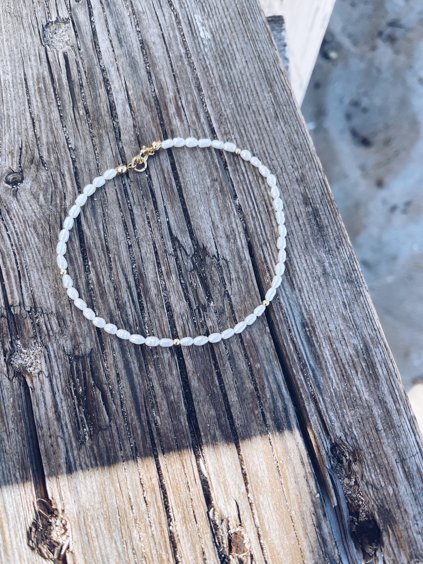 Cavigliera con perle di fiume e hematite