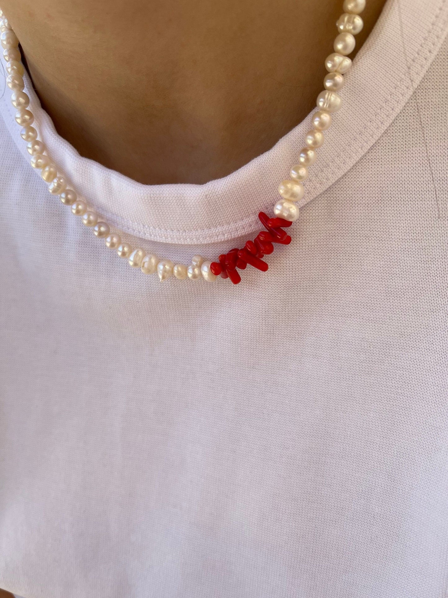 Collana con perle di fiume e chips in pasta di corallo
