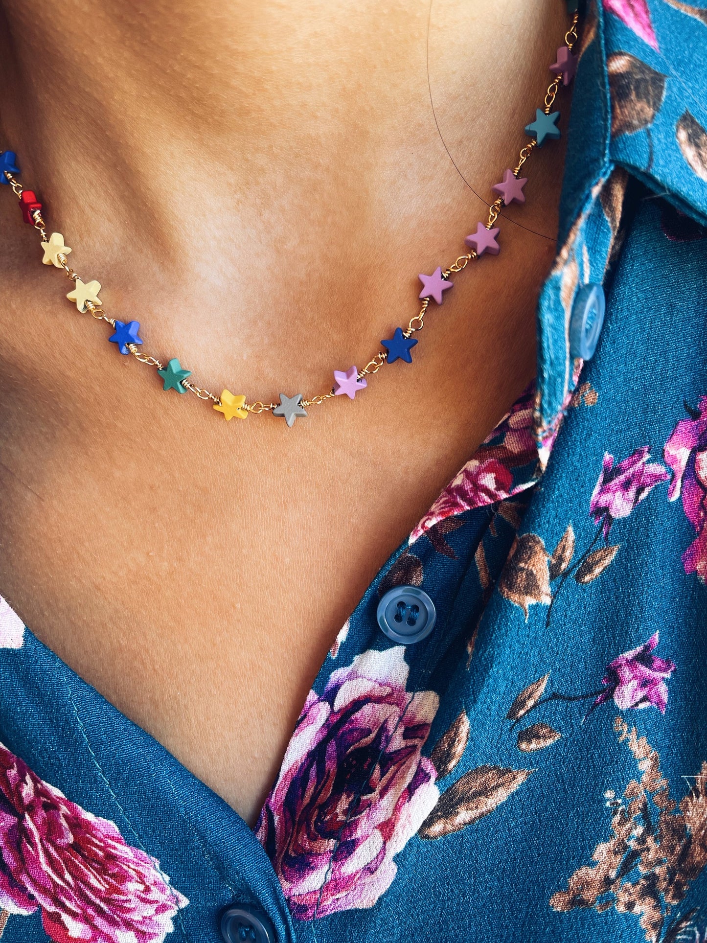 Collana in acciaio con stelline in resina colorata