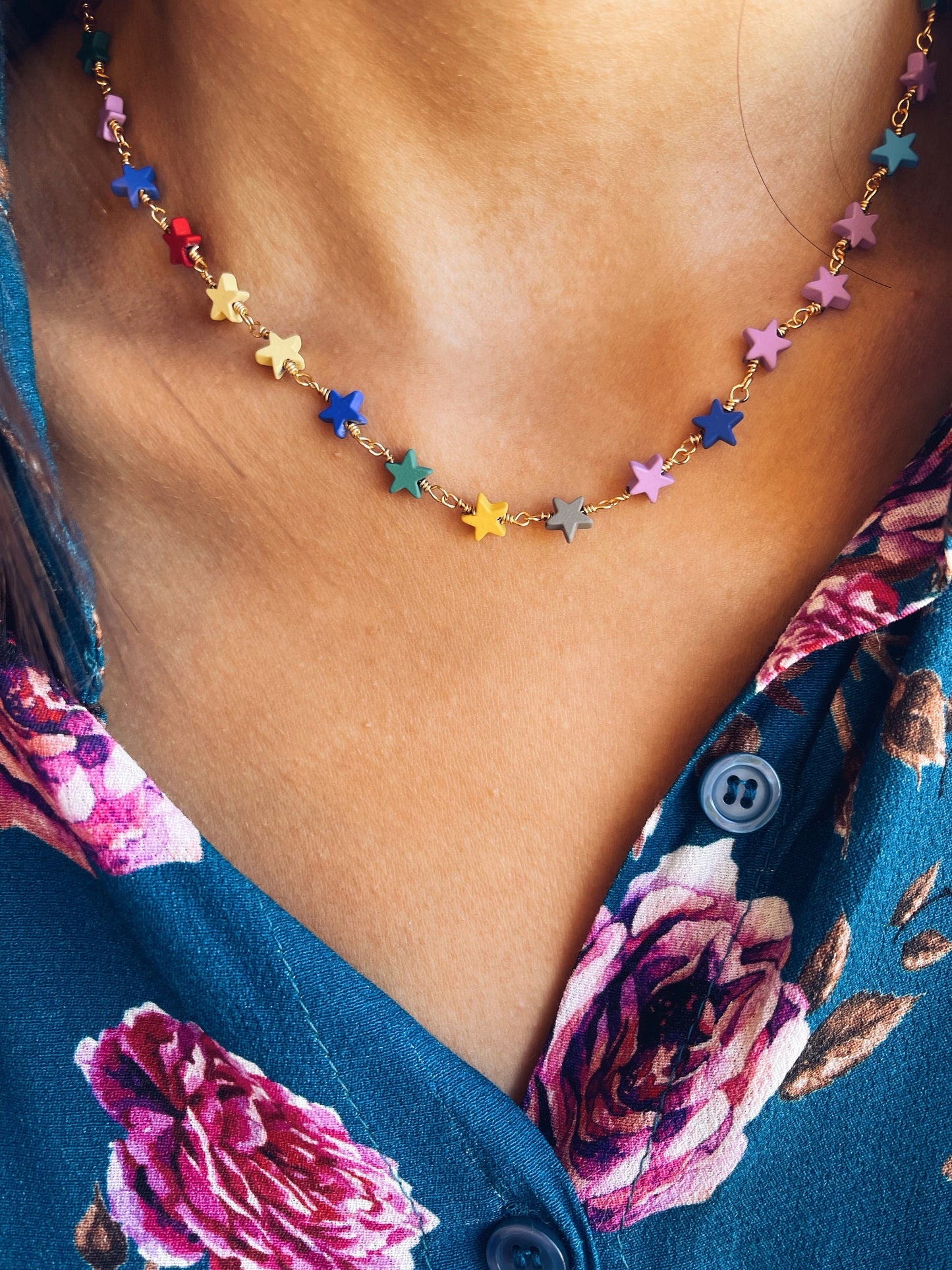 Collana in acciaio con stelline in resina colorata
