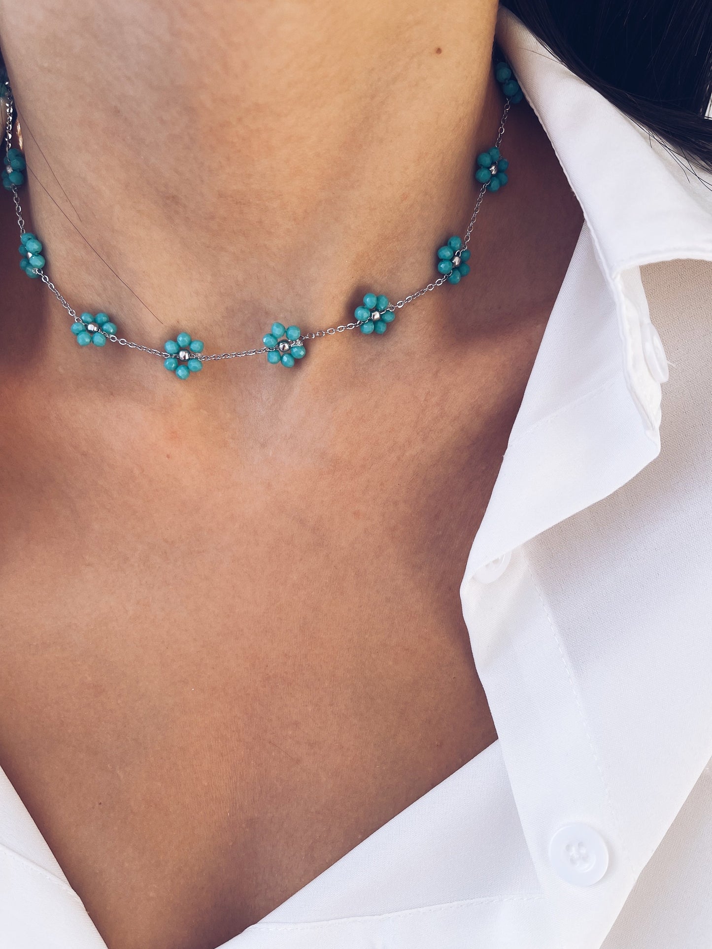 Collana in acciaio con margherite con perline