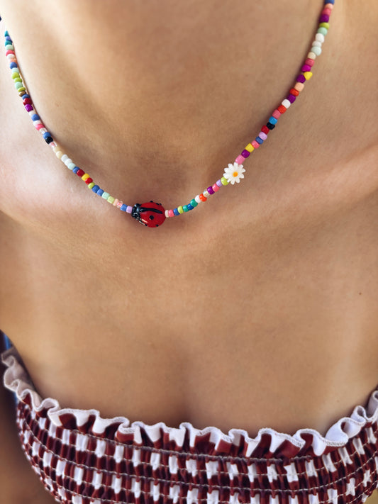 Collana con perline in vetro, coccinella e margherita