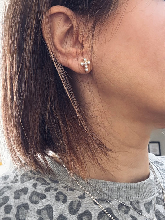 Orecchini croci a lobo in acciaio con perline