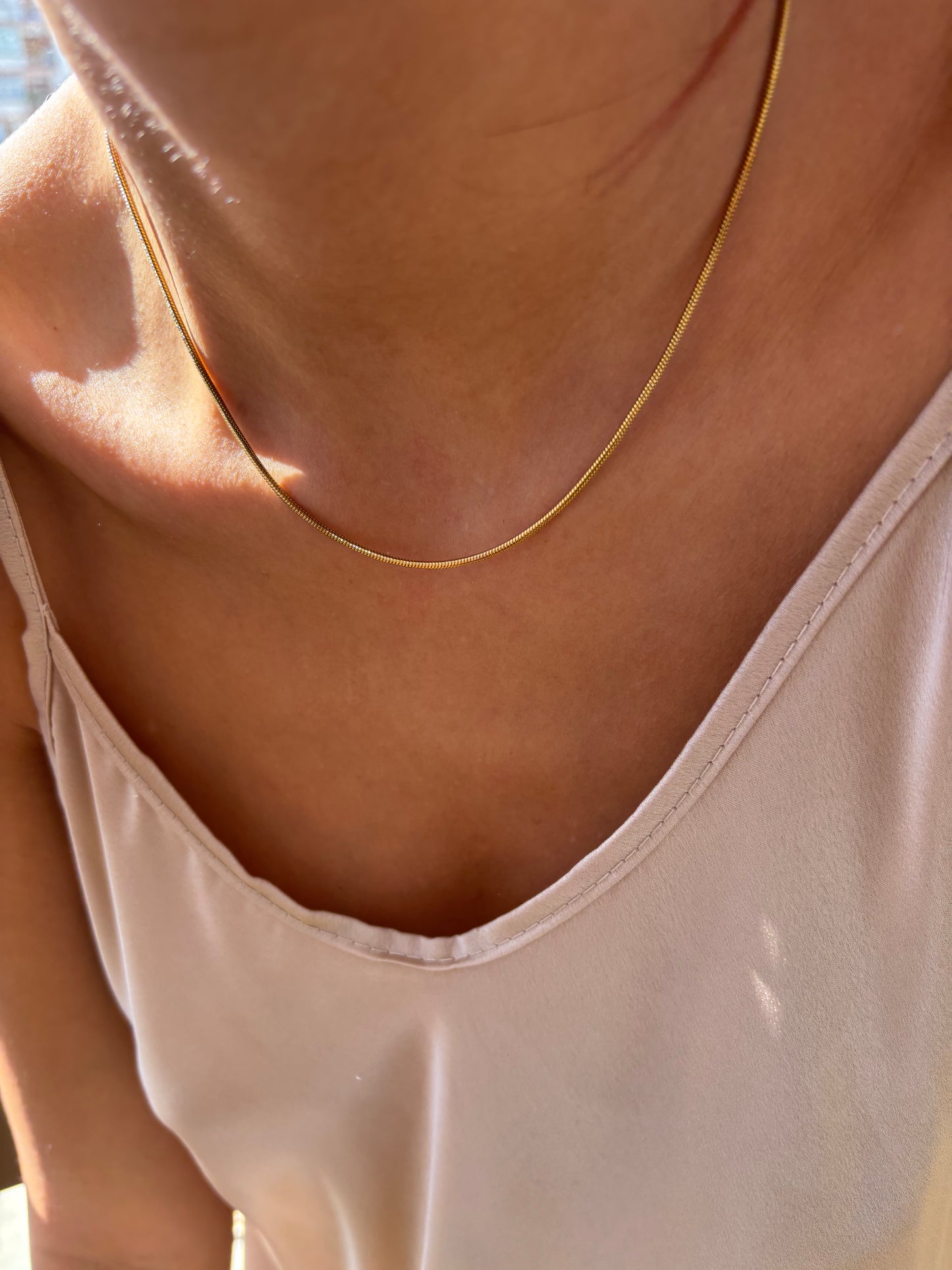 Collana a filo in acciaio dorato