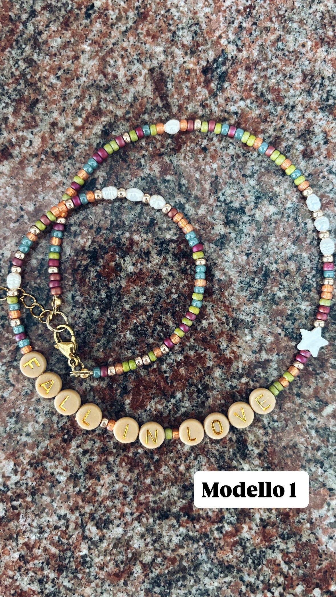 Collane con perline rocailles e letterine colorate - Fall Edition