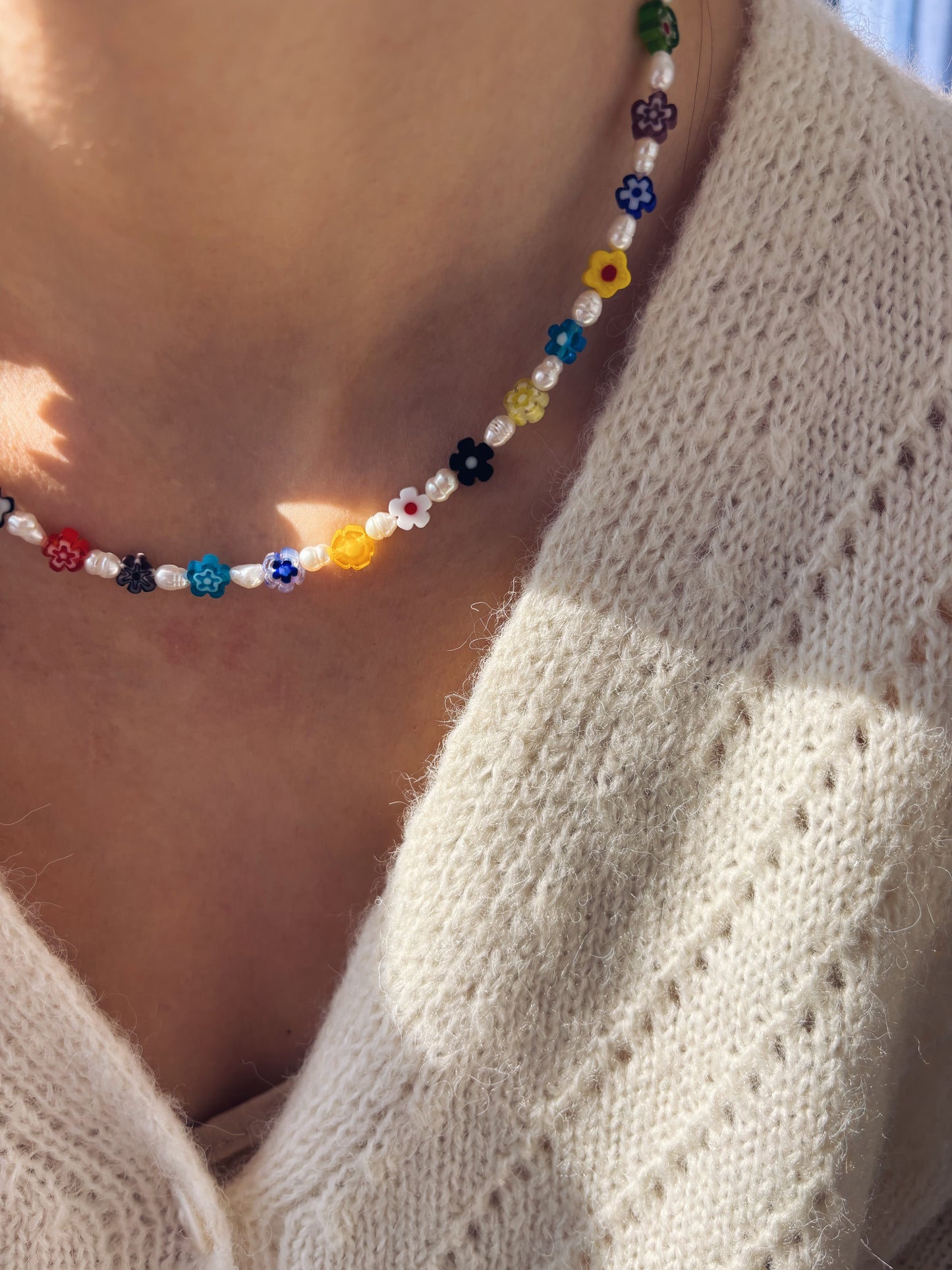 Collana con margherite in vetro di Murano e perle di fiume