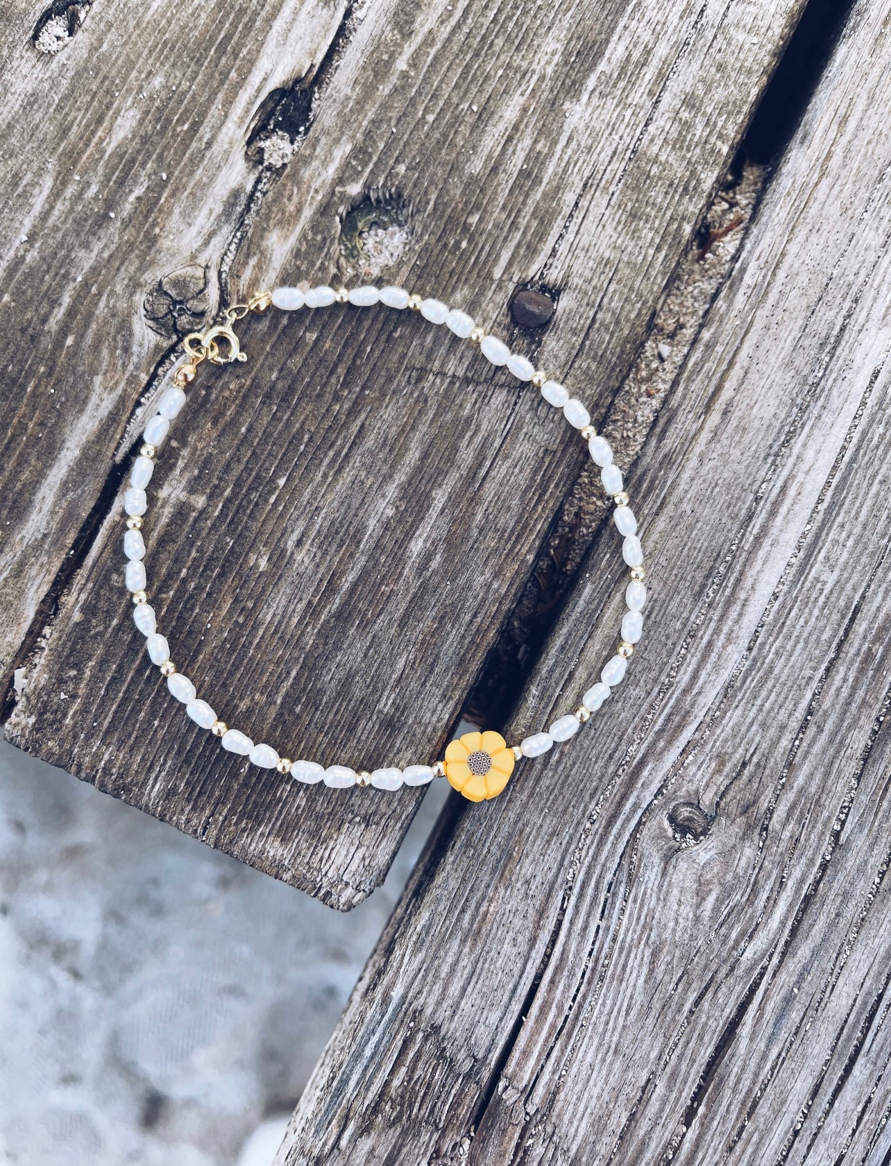 Cavigliera con perle di fiume e margherita centrale - Dettagli di Moda