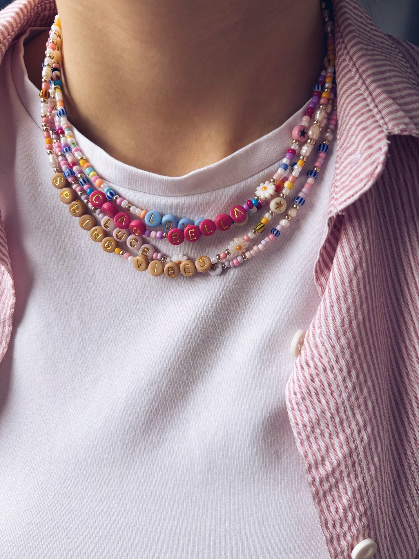 Collana con perline in vetro e letterine - rosa