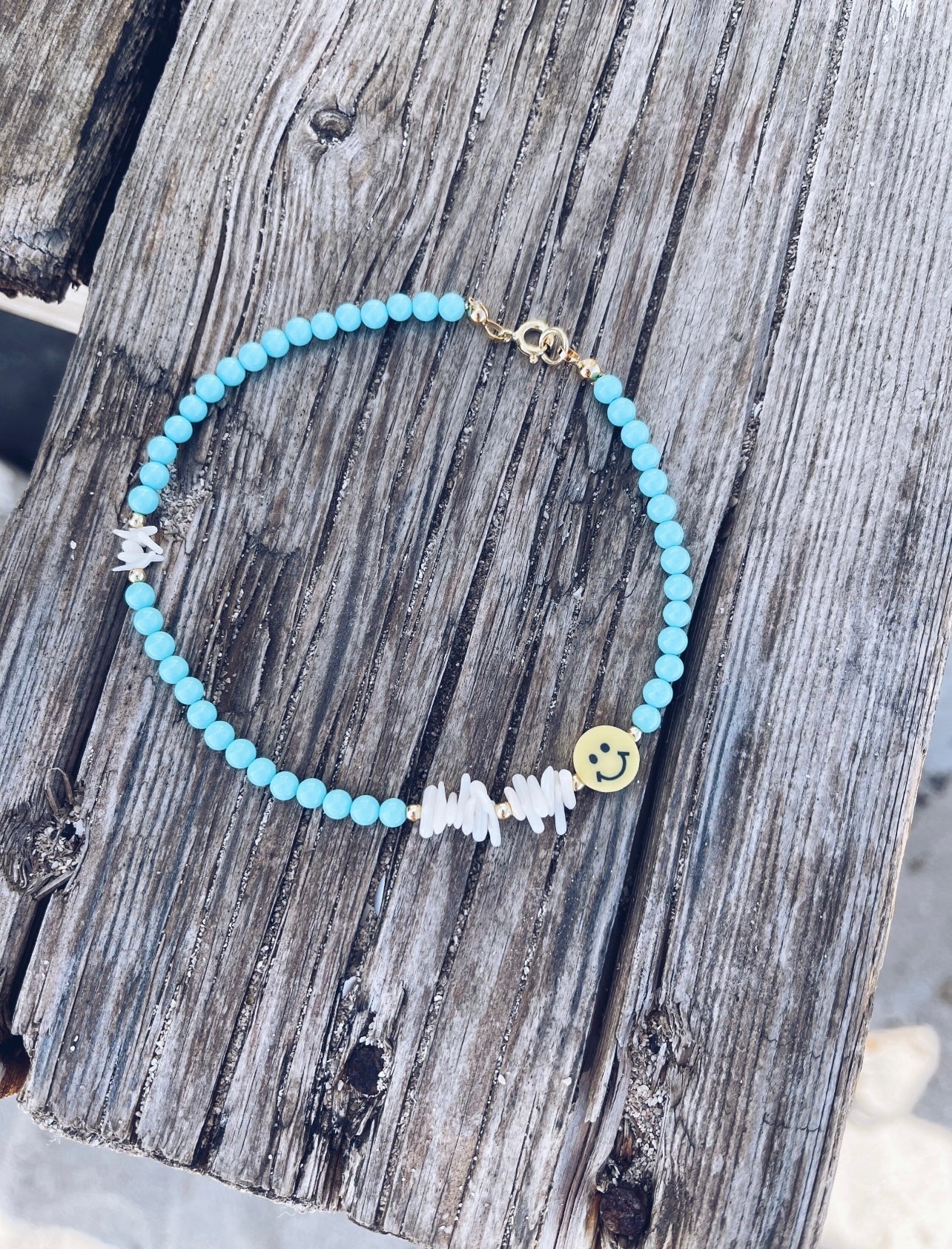 Cavigliera in pasta di turchese, perle di fiume e smile centrale - Dettagli di Moda