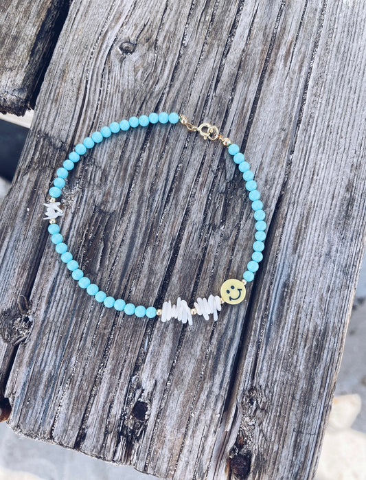 Cavigliera in pasta di turchese, perle di fiume e smile centrale - Dettagli di Moda