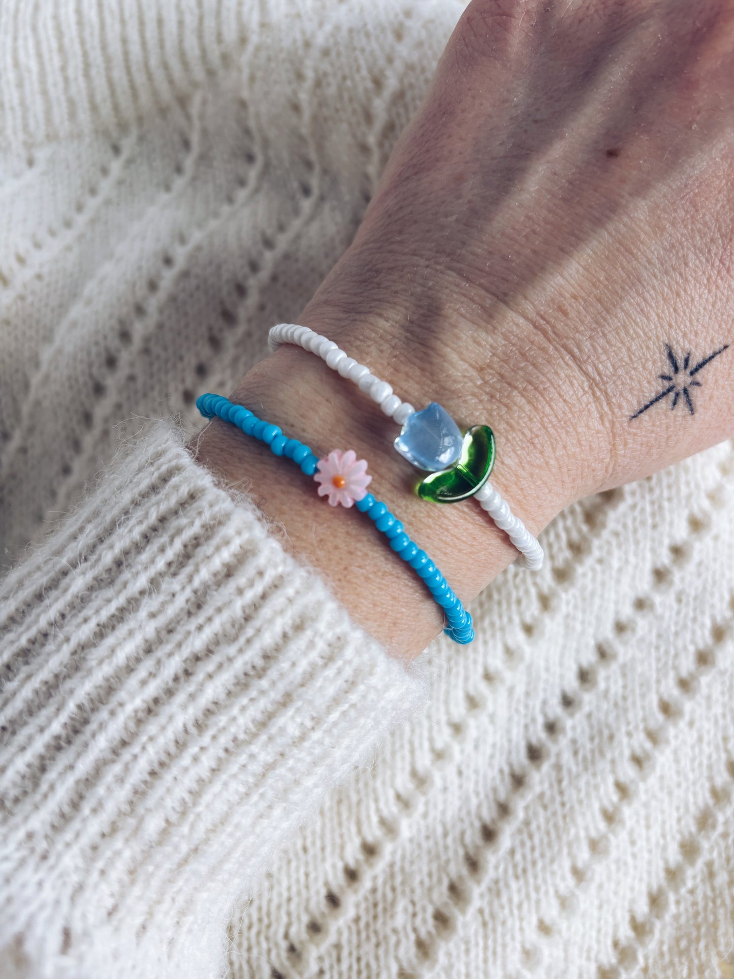 Bracciali con perline in vetro e margherita in madreperla