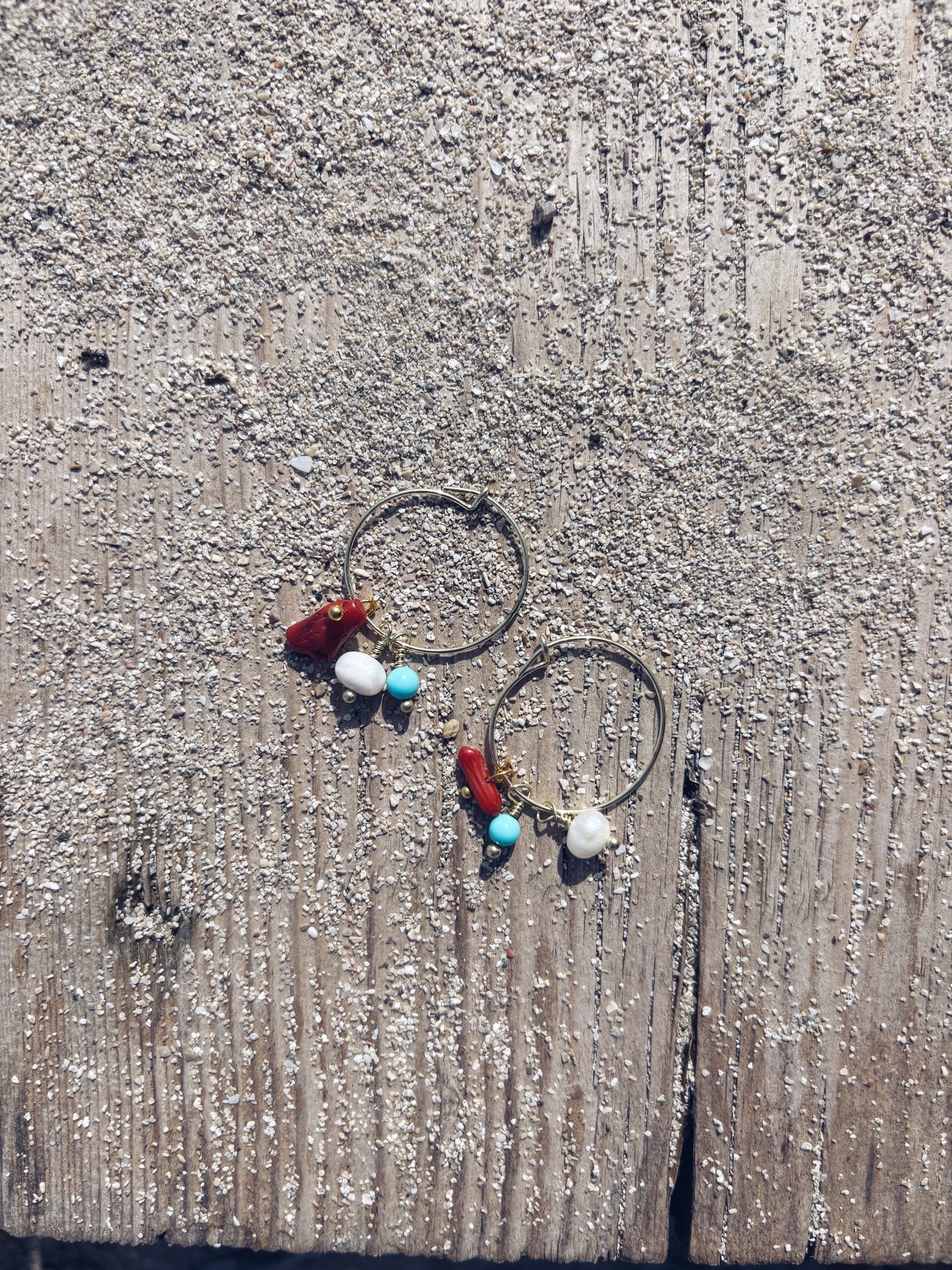 Orecchini cerchi in acciaio con corallo, turchese e perla