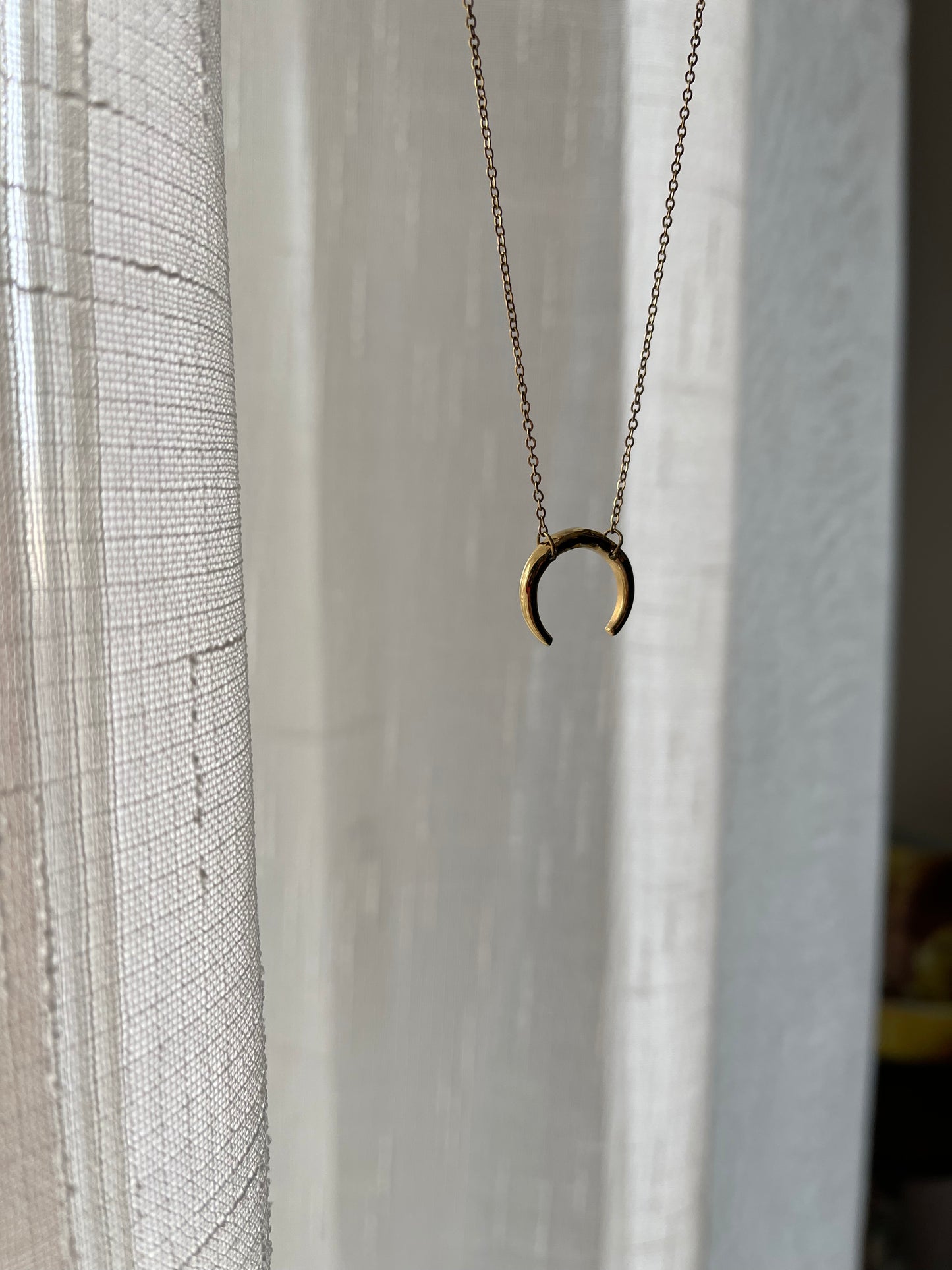 L'altra metà - Collana mezzaluna in acciaio dorato