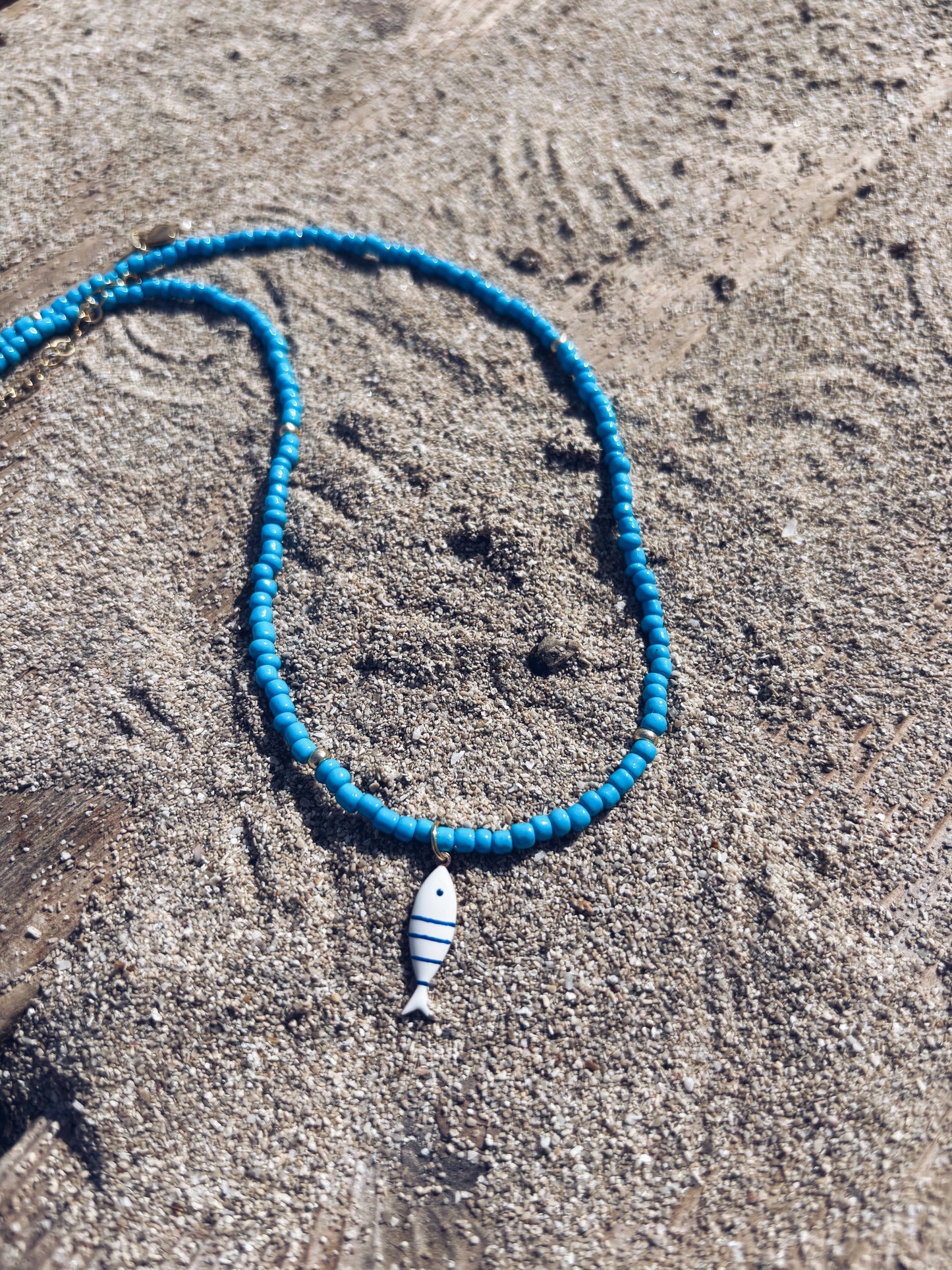 Collana con perline in vetro e pesce smaltato in argento 925