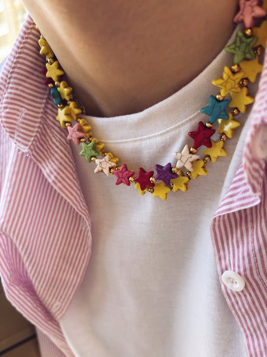 Collana con stelline in howlite colorata