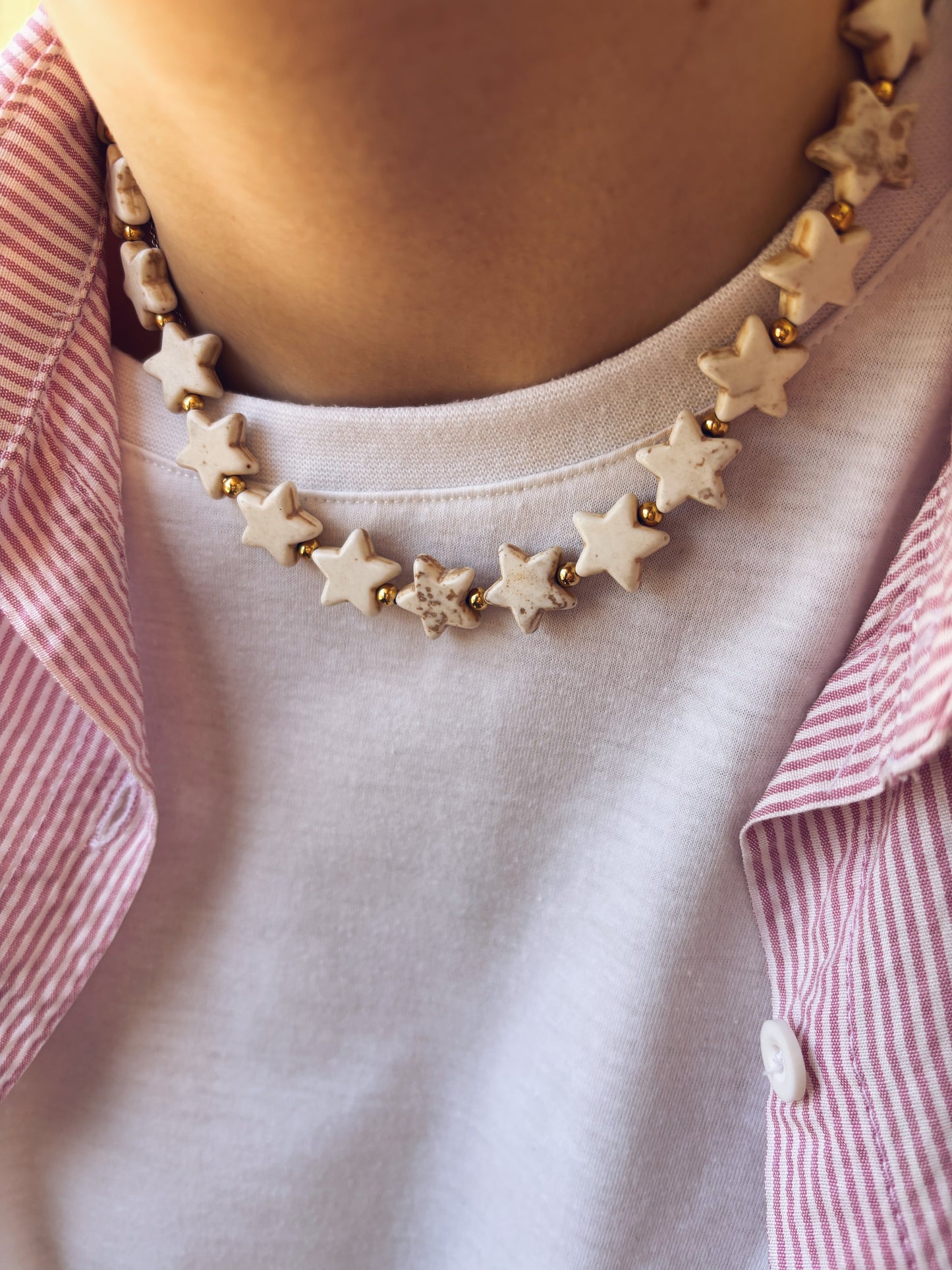 Collana con stelline in howlite colorata