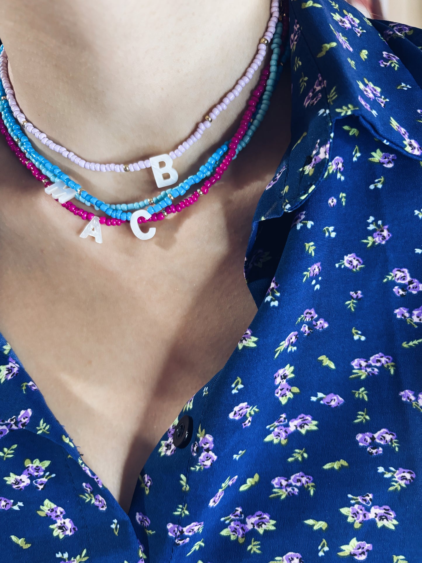 Collana con perline in vetro e iniziali in madreperla