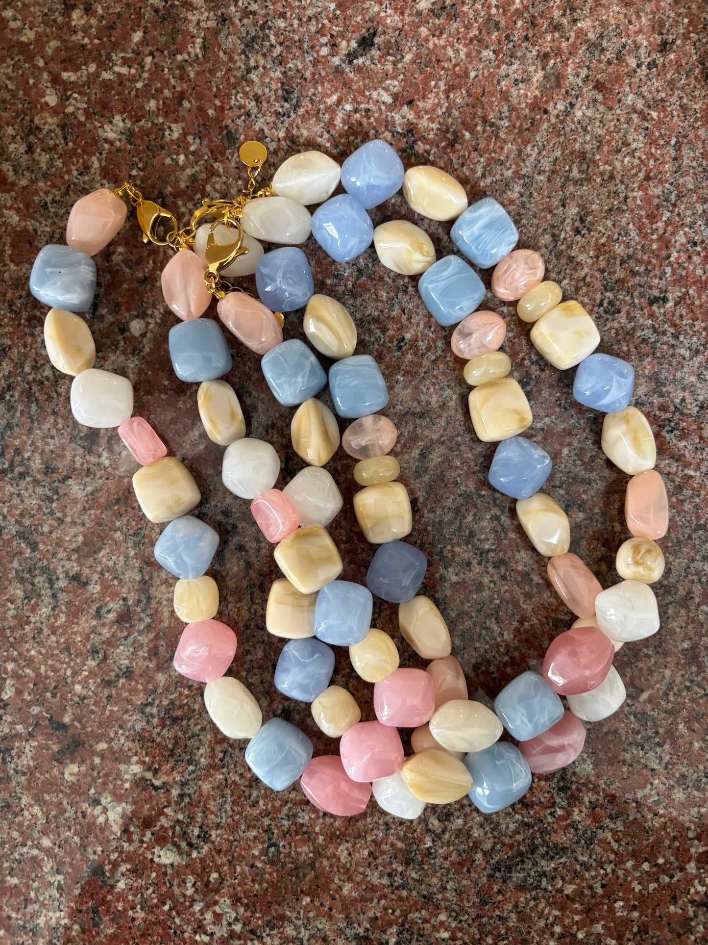 Collana in resina colorata