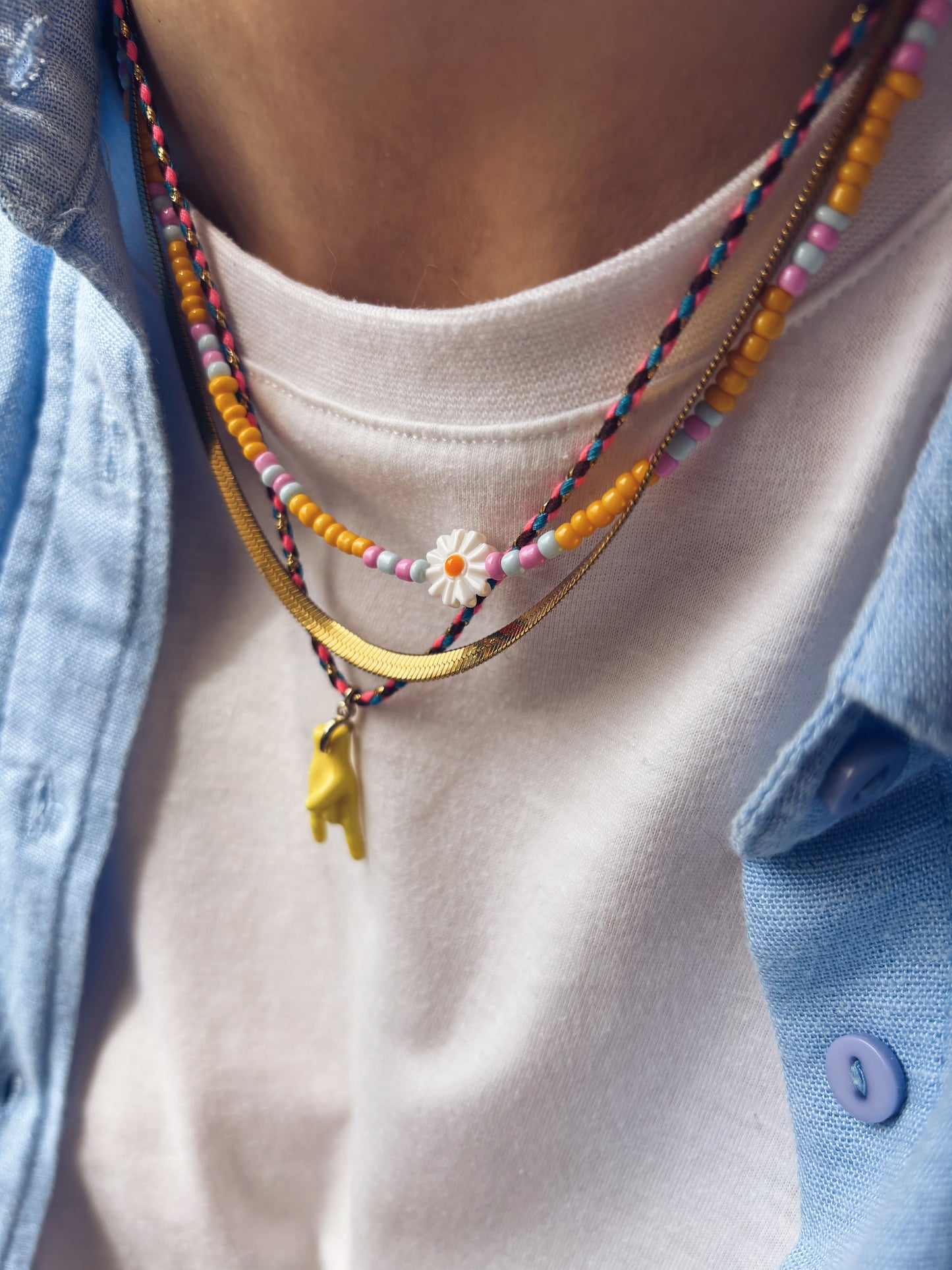 Collana con perline in vetro e margherita in madreperla