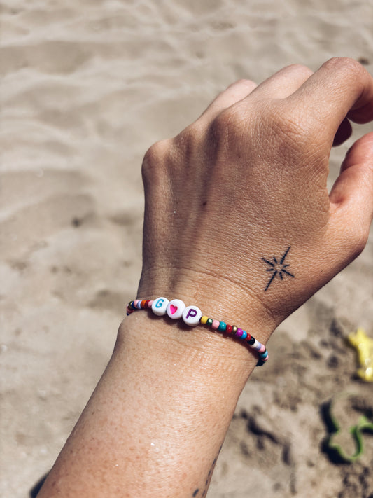 Bracciale con perline in vetro e letterine da personalizzare
