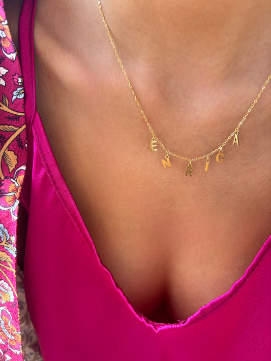 Collana in acciaio con letterine pendenti