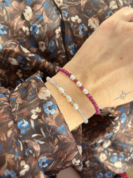 Bracciali con pietre dure e perle di fiume