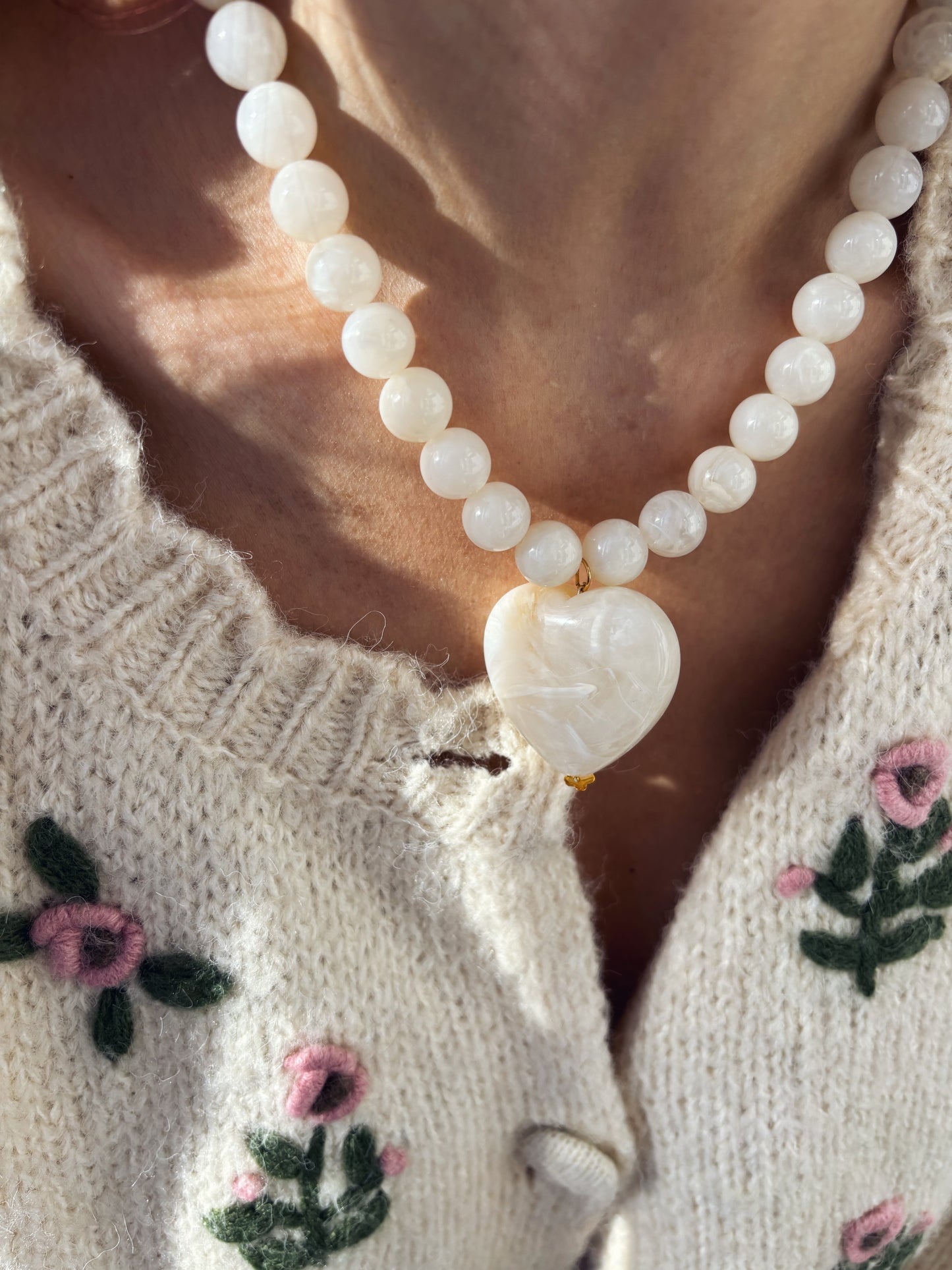 Collana con perline e cuore in resina