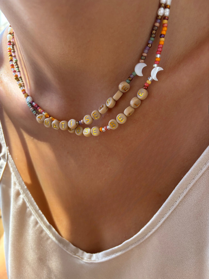 Collane con perline rocailles e letterine colorate - Fall Edition