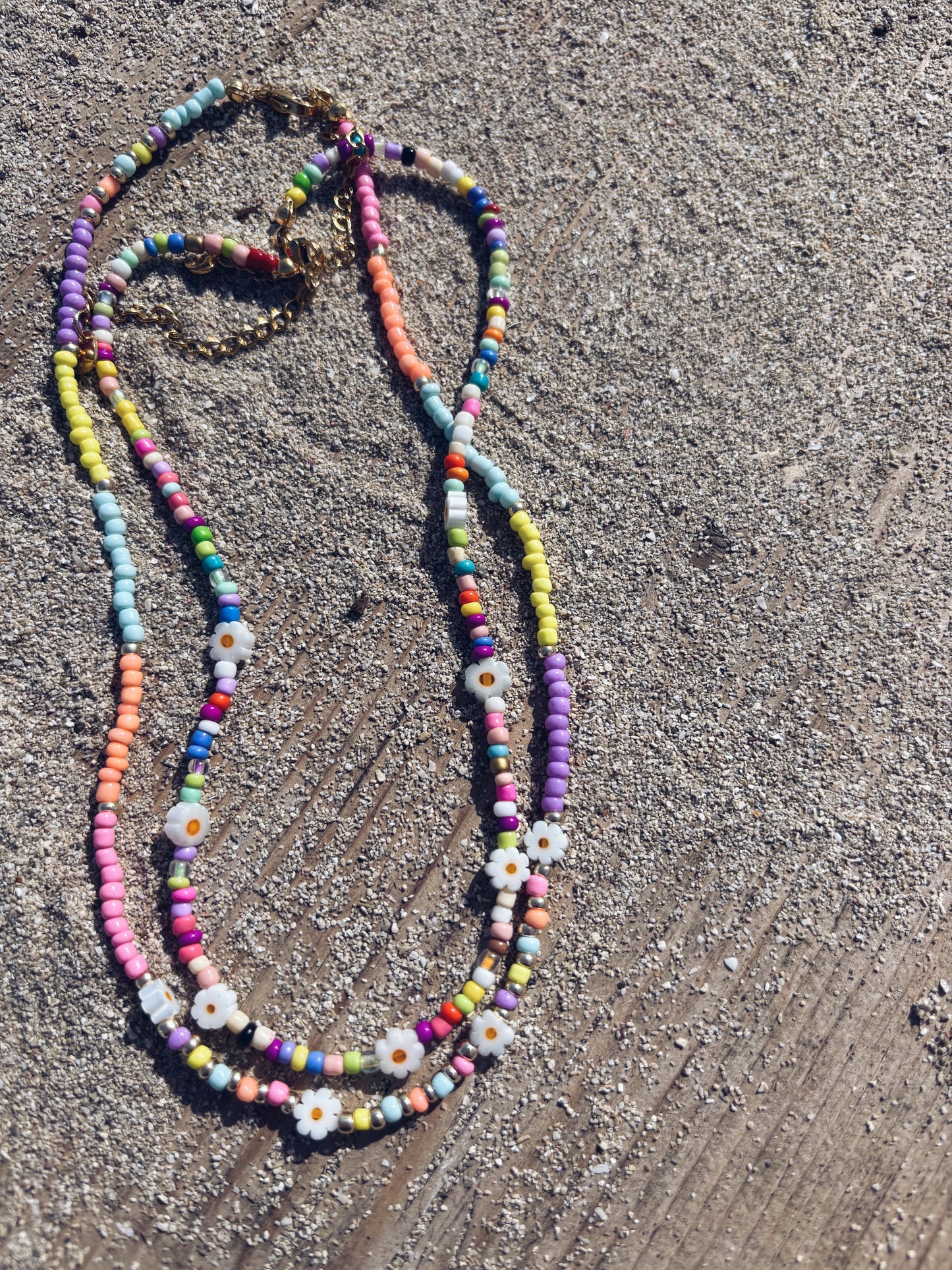 Collana con perline in vetro e margherite in vetro di Murano
