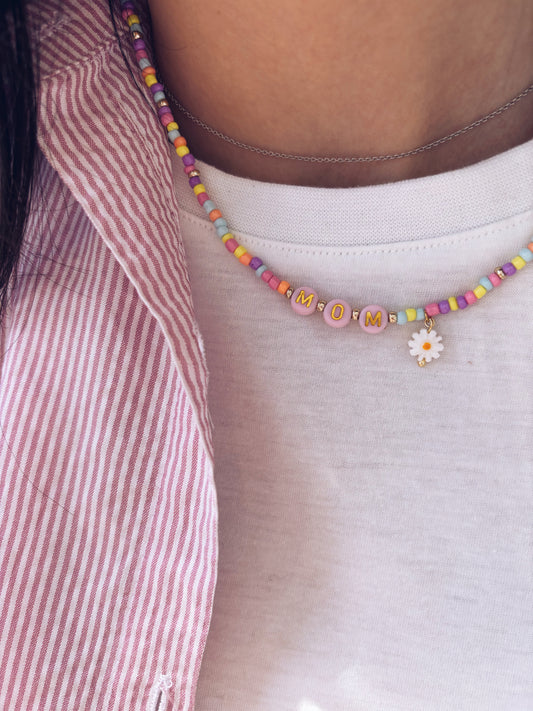 Collana con perline in vetro, letterine e margherita pendente