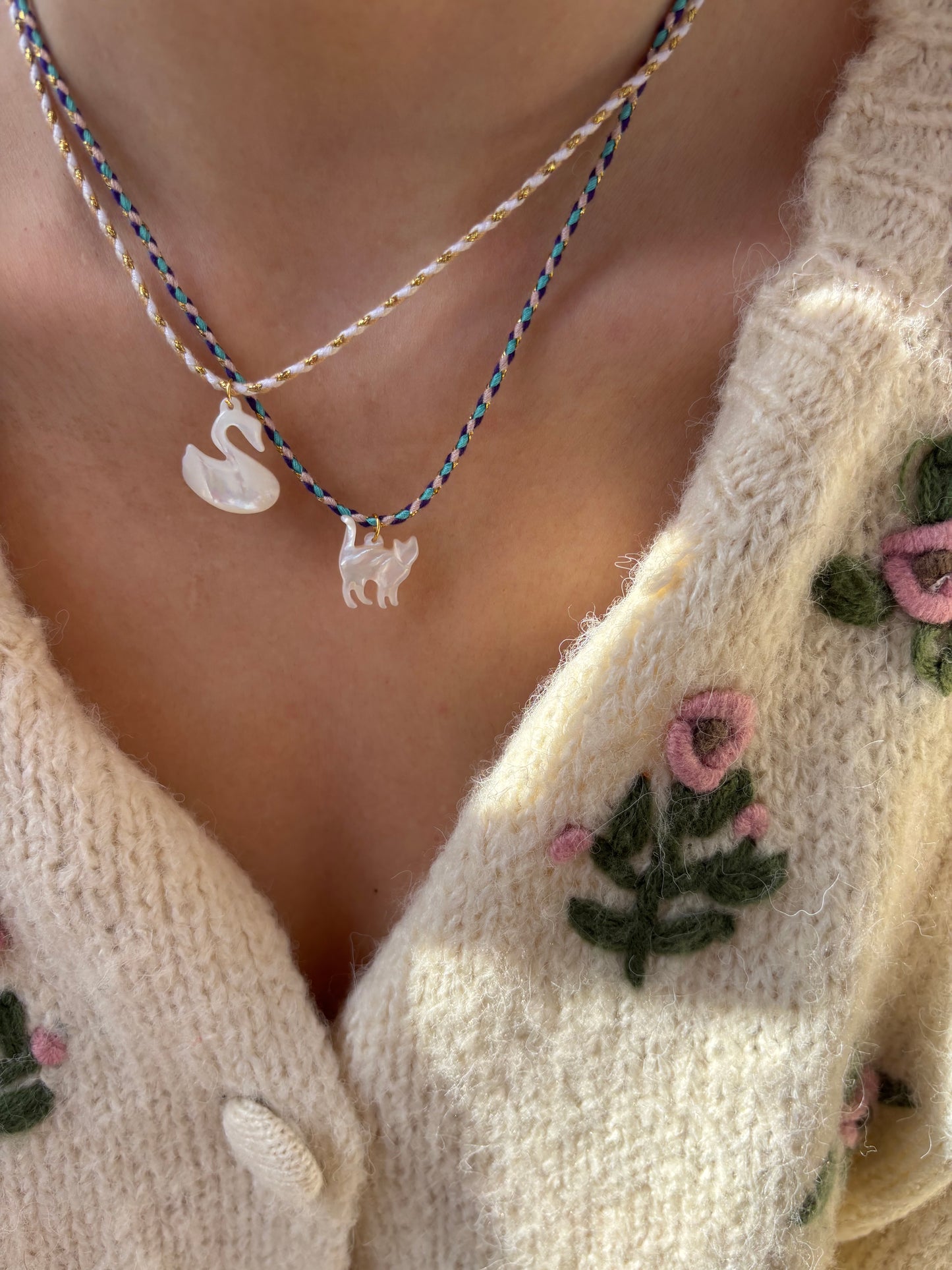 Collana con cordino in cotone e cigno in madreperla