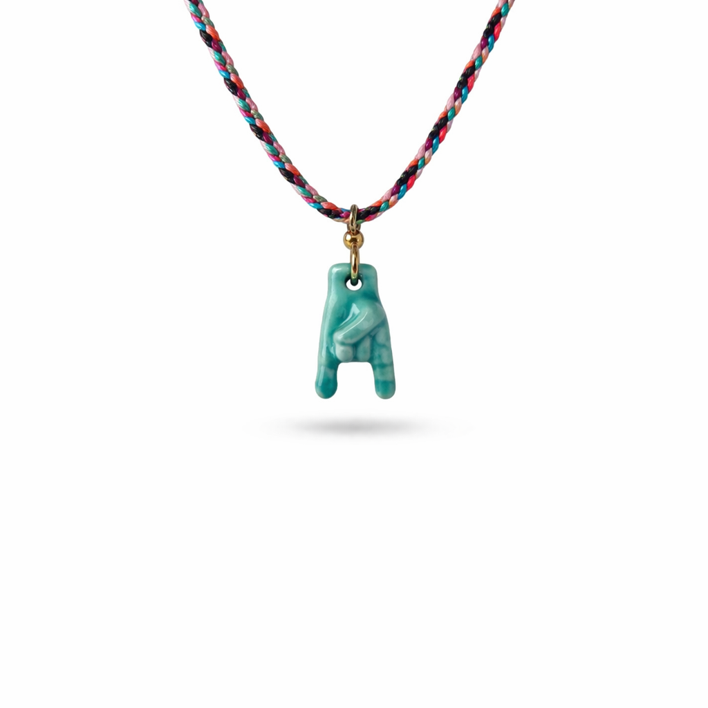 Collana con cordino e mano con le corna in ceramica
