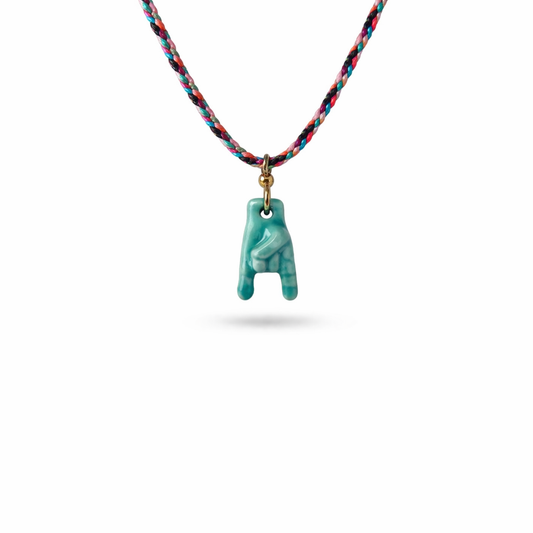Collana con cordino e mano con le corna in ceramica