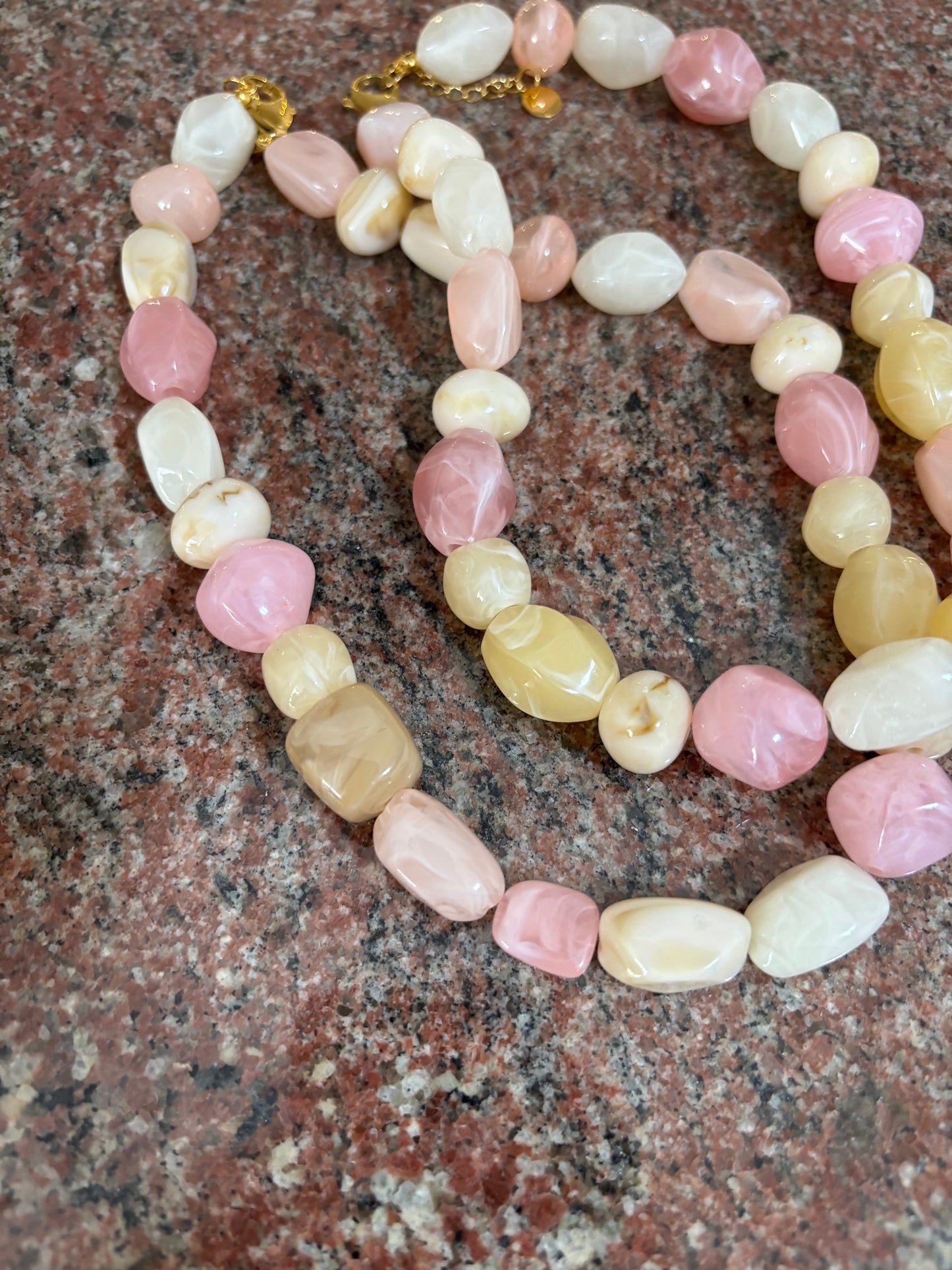 Maggie - Collana in resina colorata